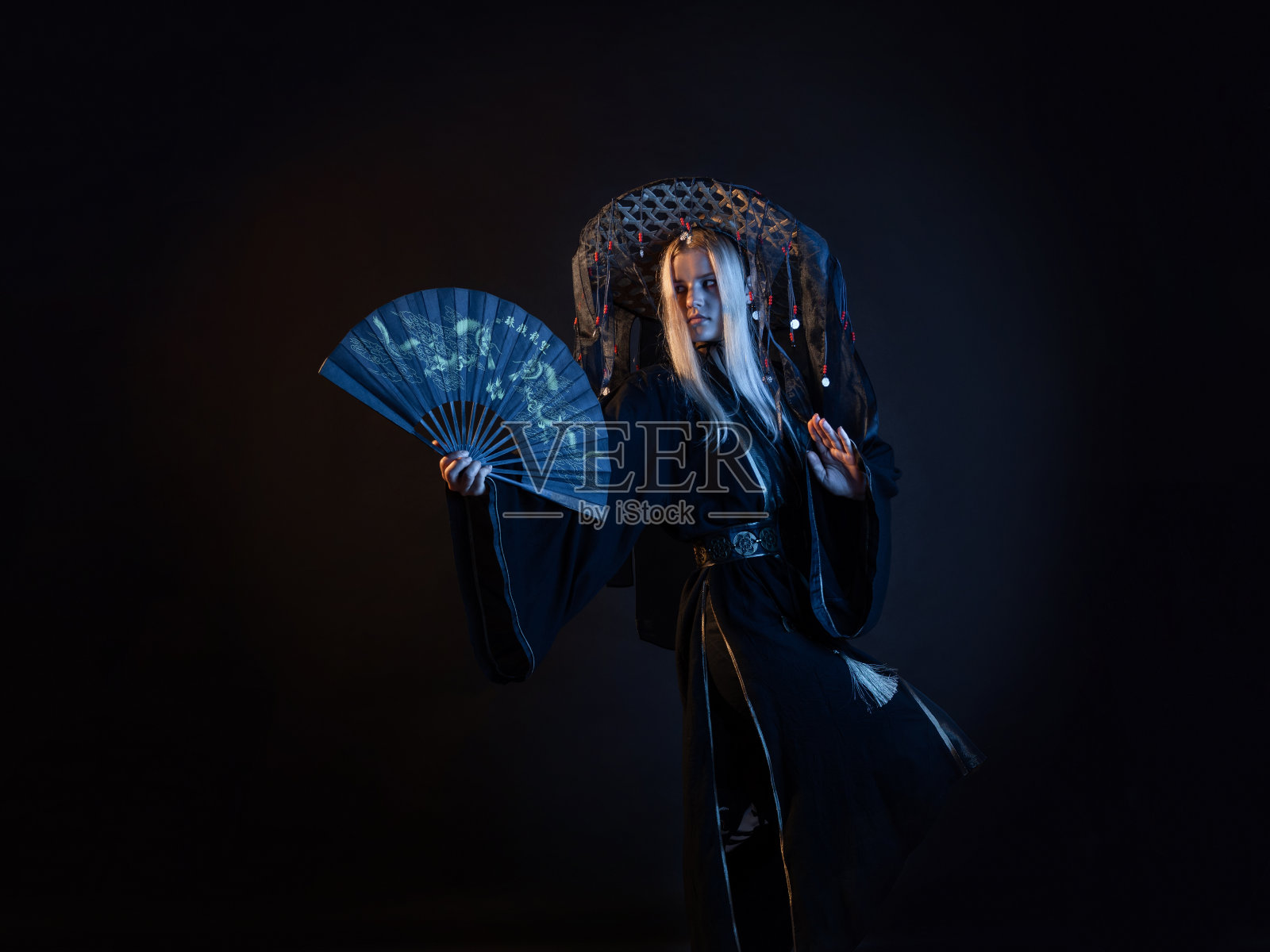 穿着和服，戴着有缎带的草帽的亚洲风格的人物照片摄影图片