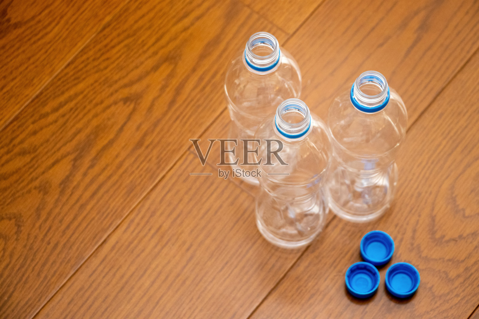 把地上的塑料瓶倒空照片摄影图片