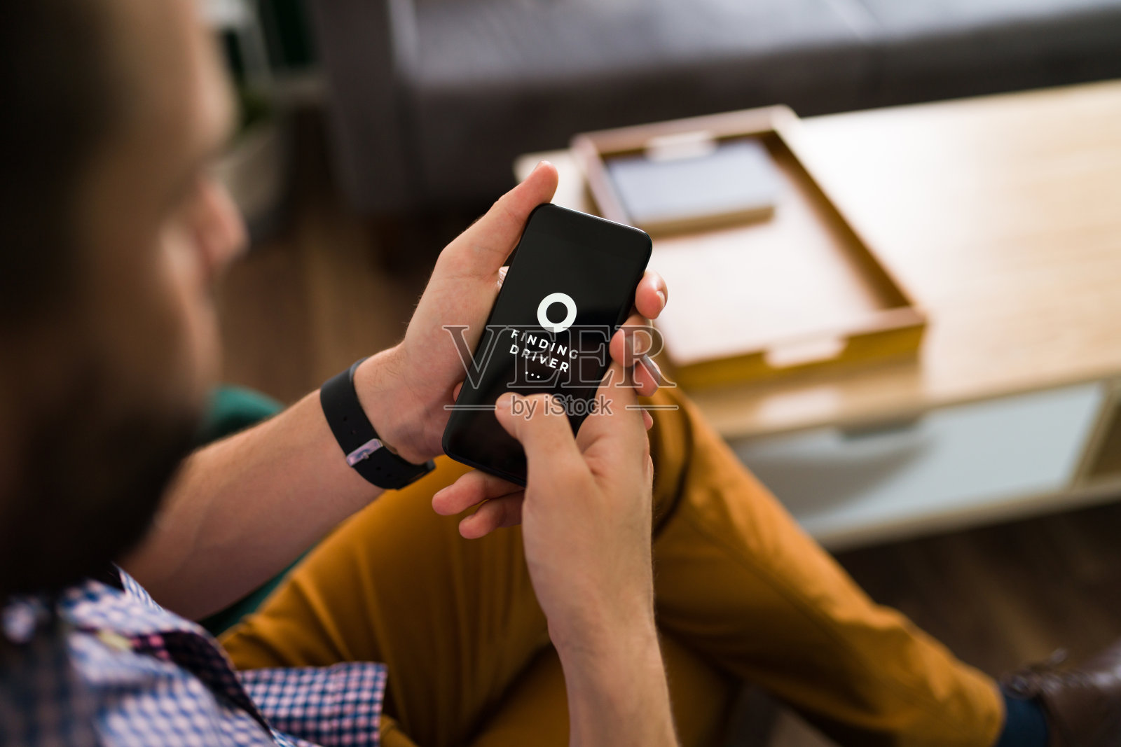 在拼车软件上找司机的男人照片摄影图片