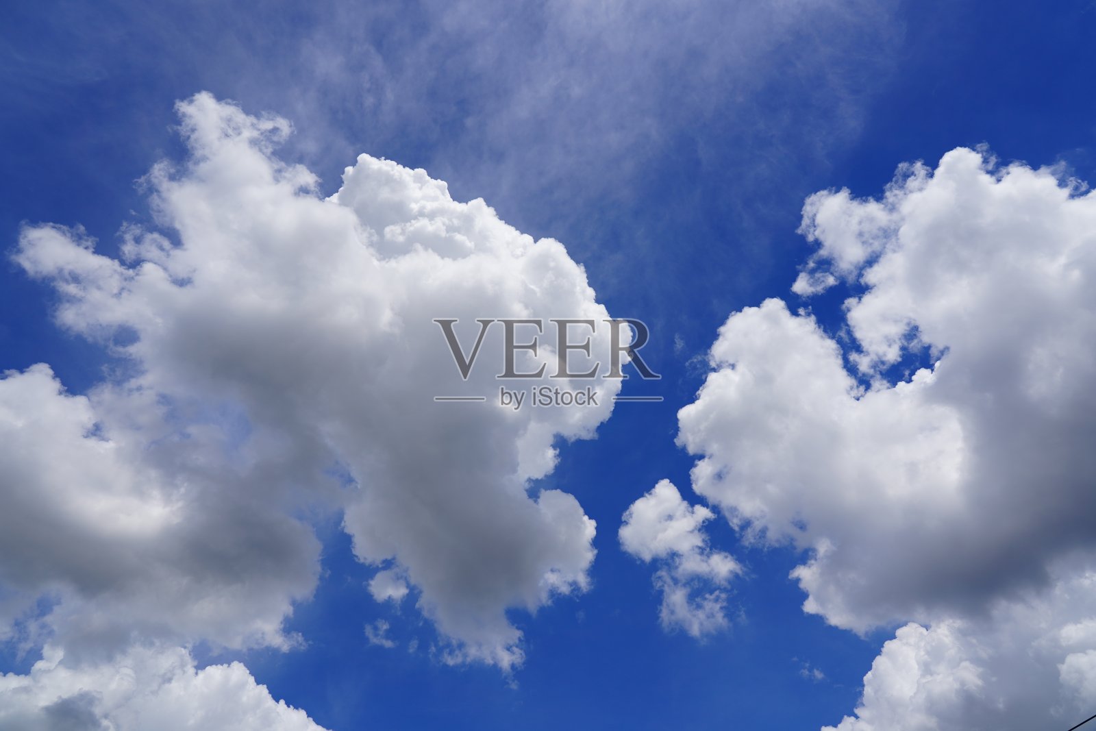 蓝色的天空，散云的背景照片摄影图片