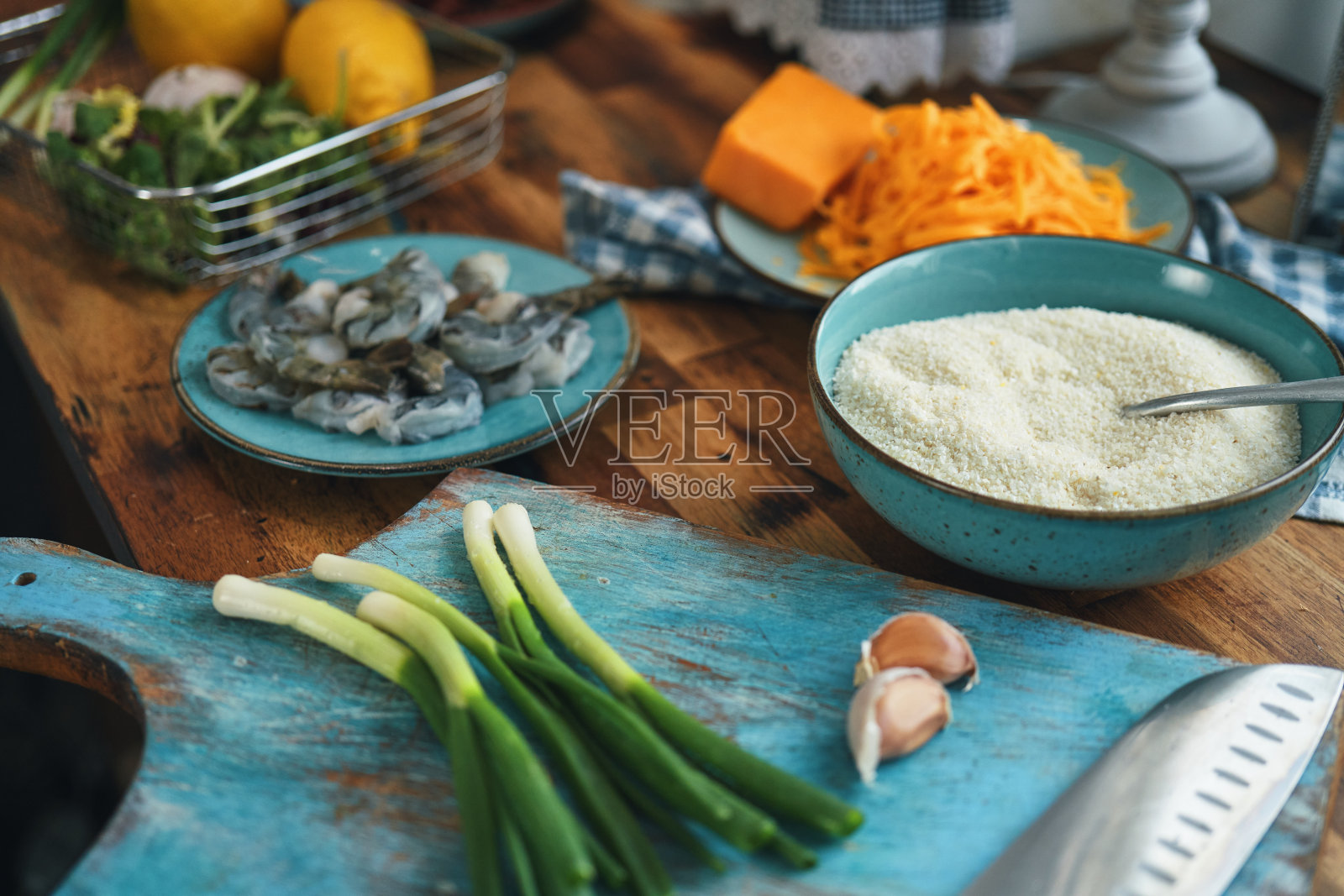 在家庭厨房准备虾，培根和麦片照片摄影图片
