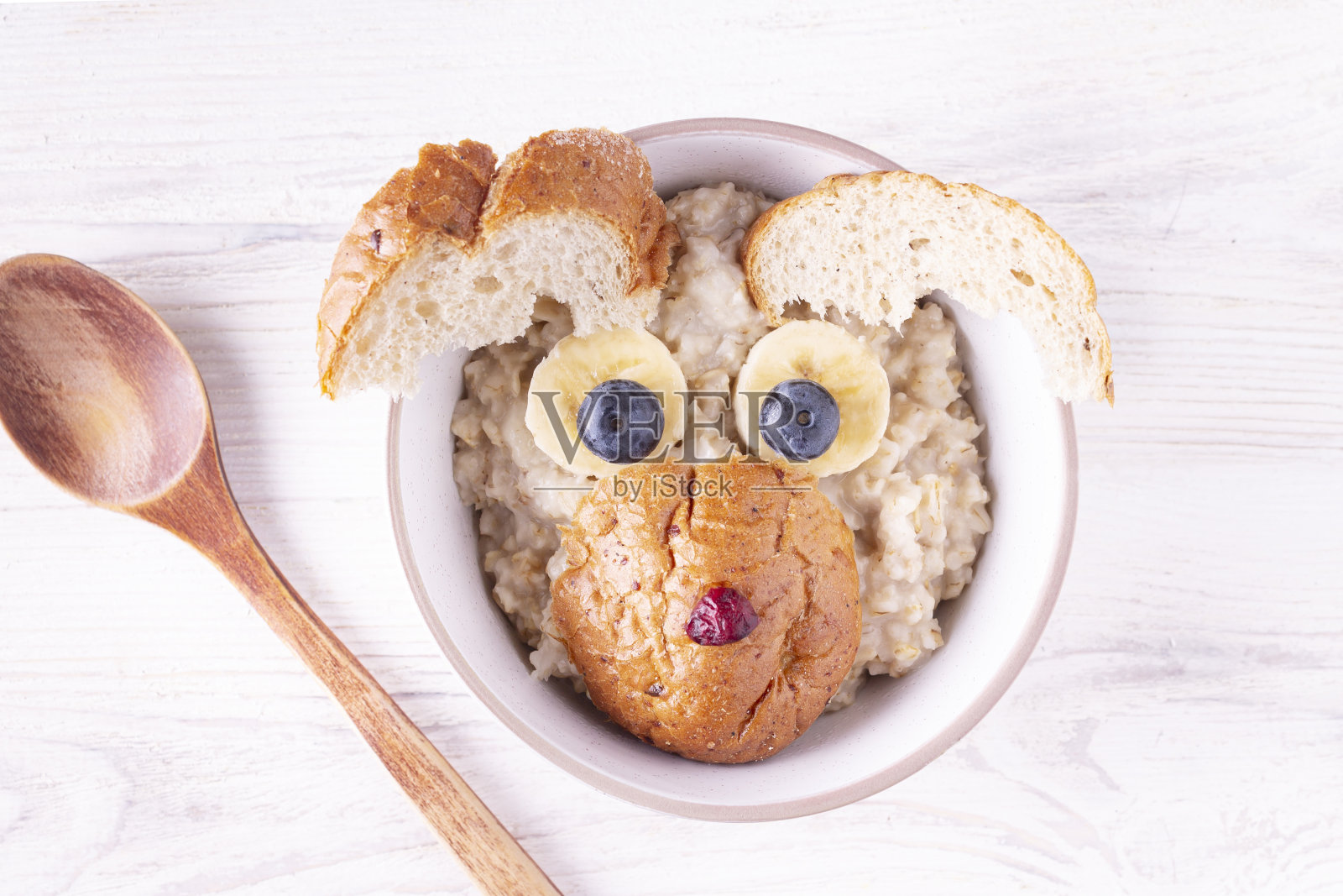 给孩子吃的燕麦片放在桌子上照片摄影图片