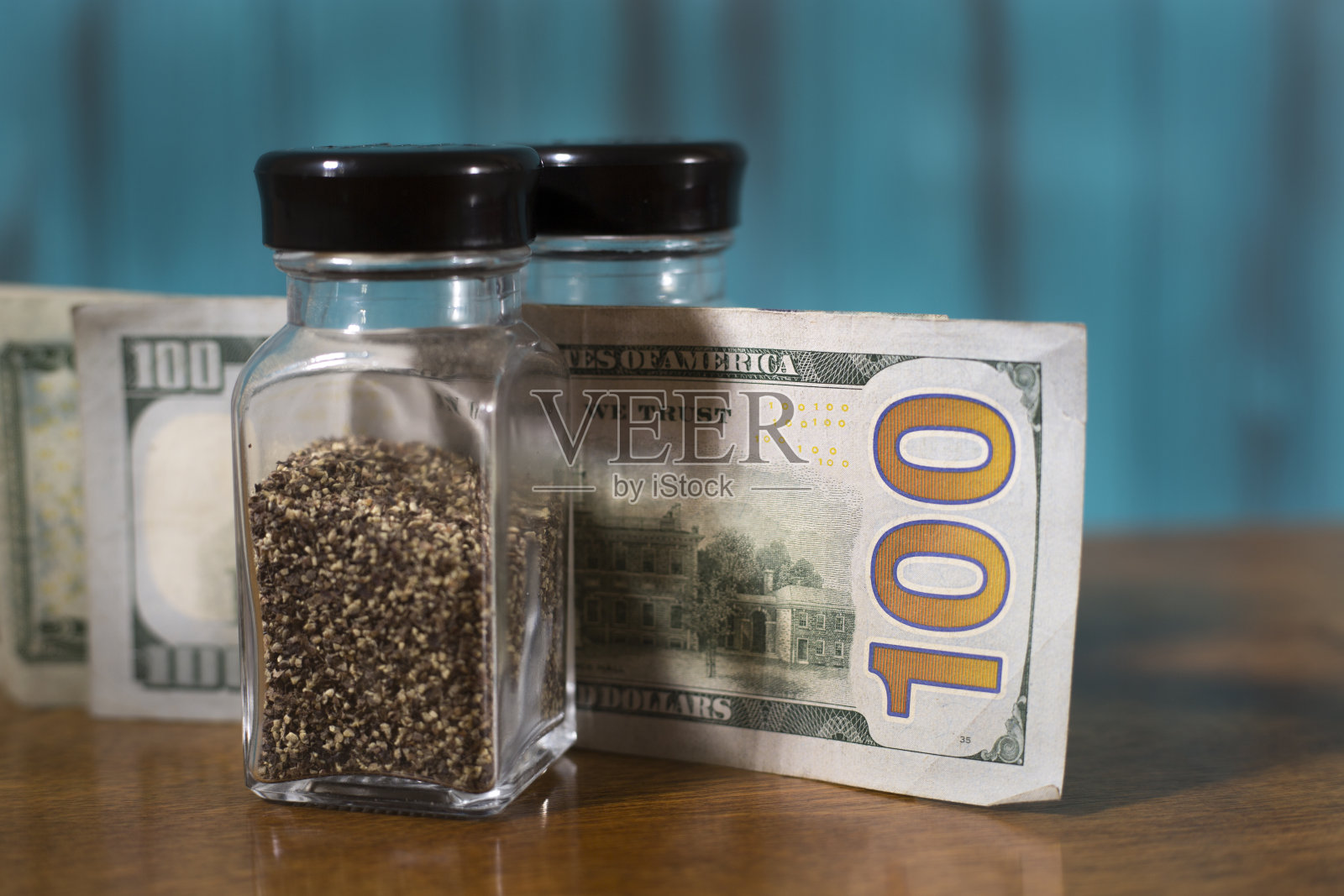 在餐馆给餐桌上的小费。照片摄影图片