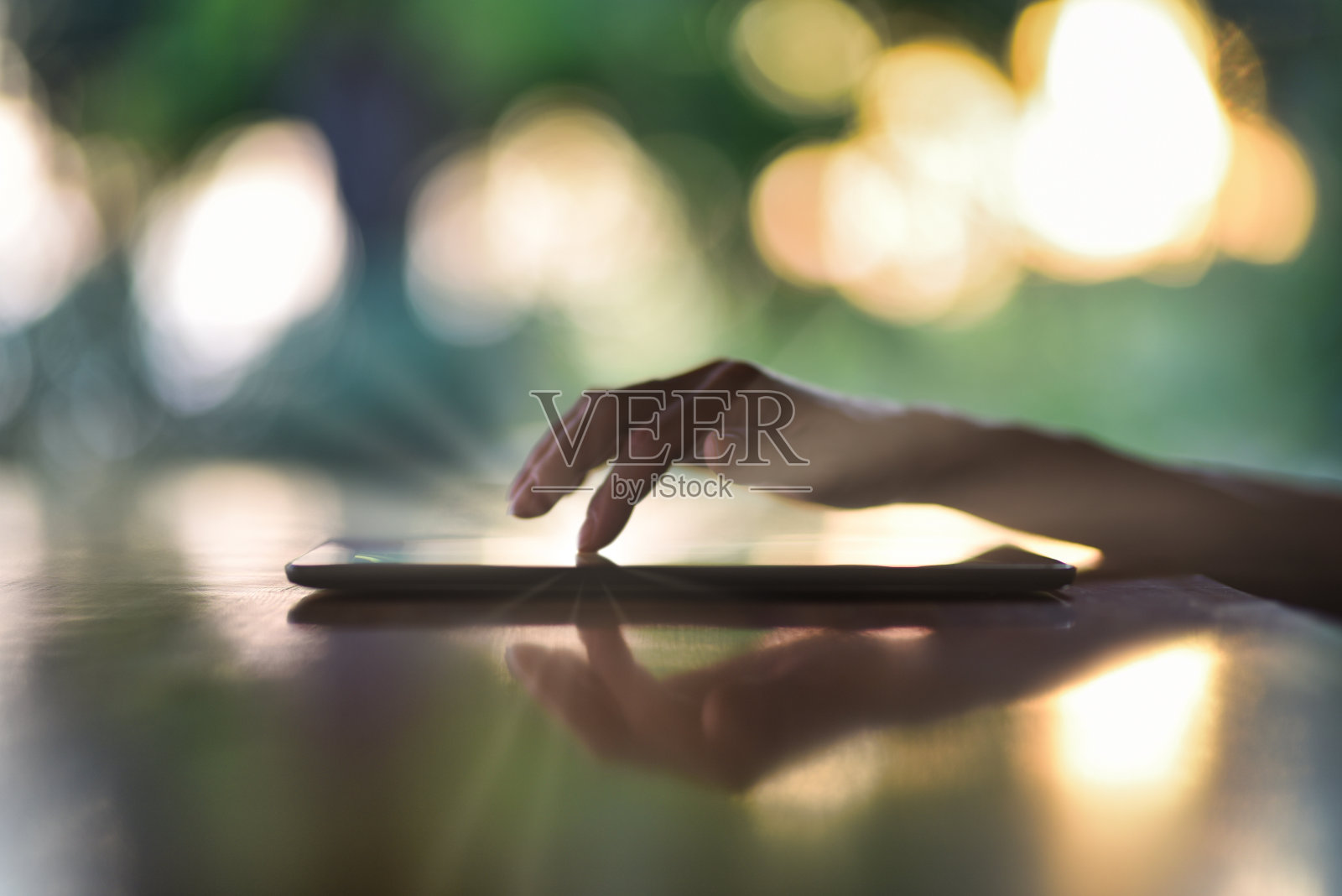 女人的手在户外使用电子平板电脑照片摄影图片