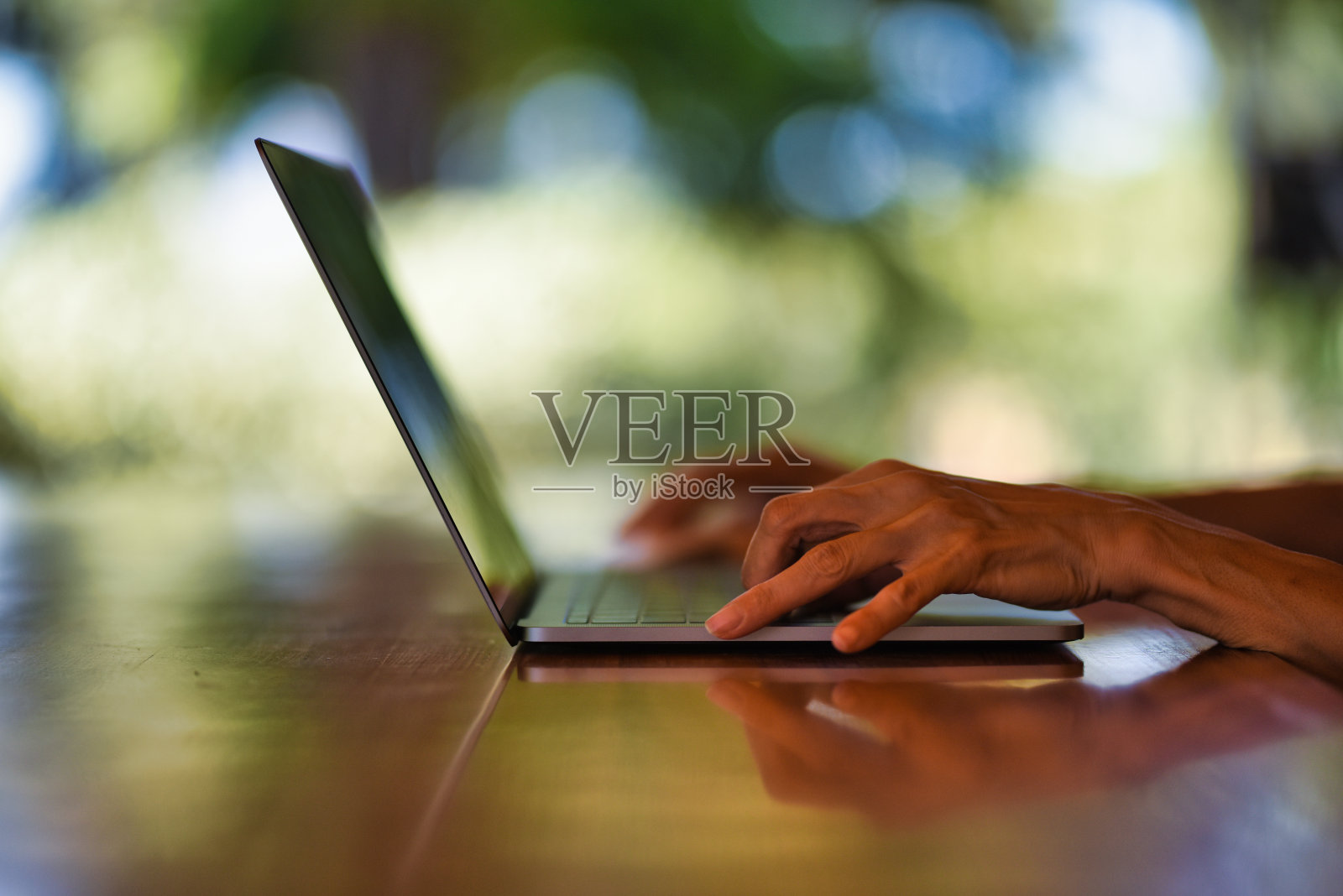 女人的手在户外使用笔记本电脑照片摄影图片