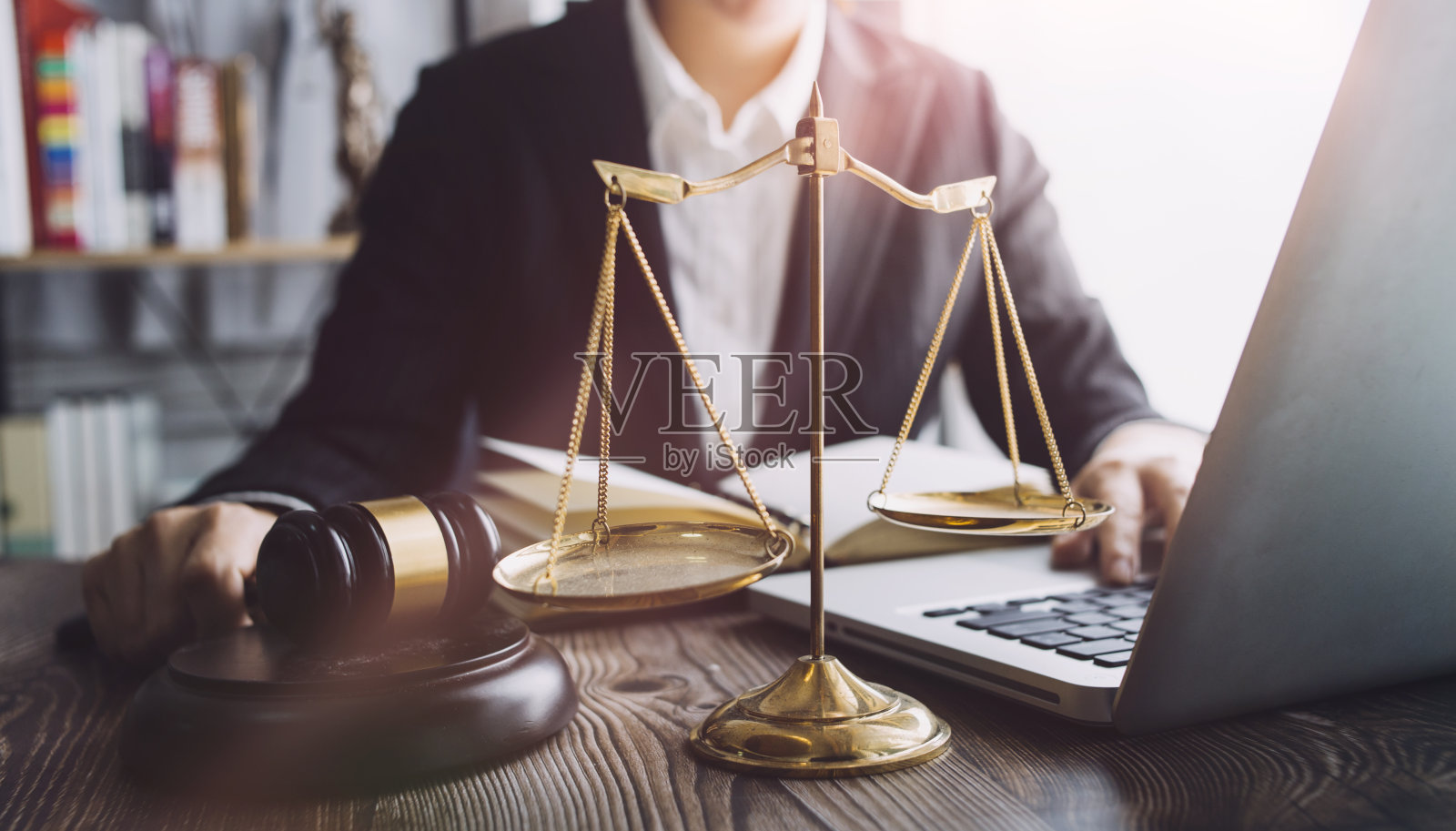 商务和律师在办公室桌上用黄铜秤讨论合同文件。法律、法律服务、法律咨询、司法和法律概念的画面具有电影纹理的效果照片摄影图片