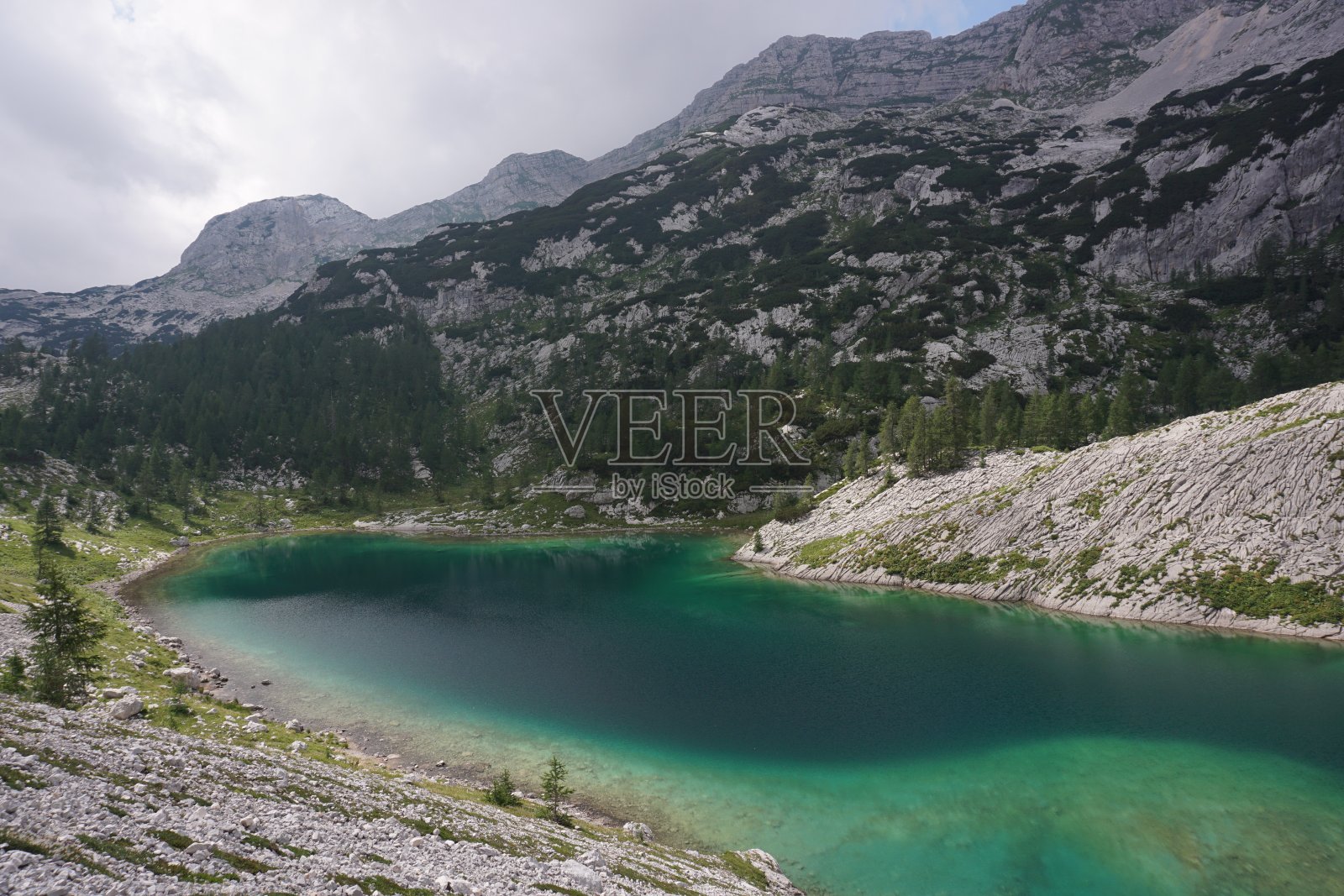 大湖与绿松石水在七湖山谷远足照片摄影图片