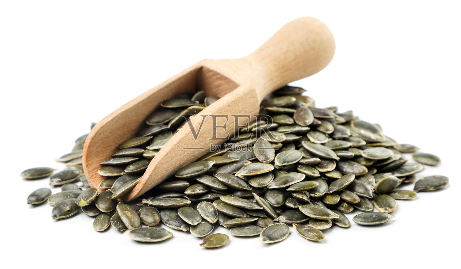 白底上有一堆南瓜子和一个木勺。孤立的照片摄影图片