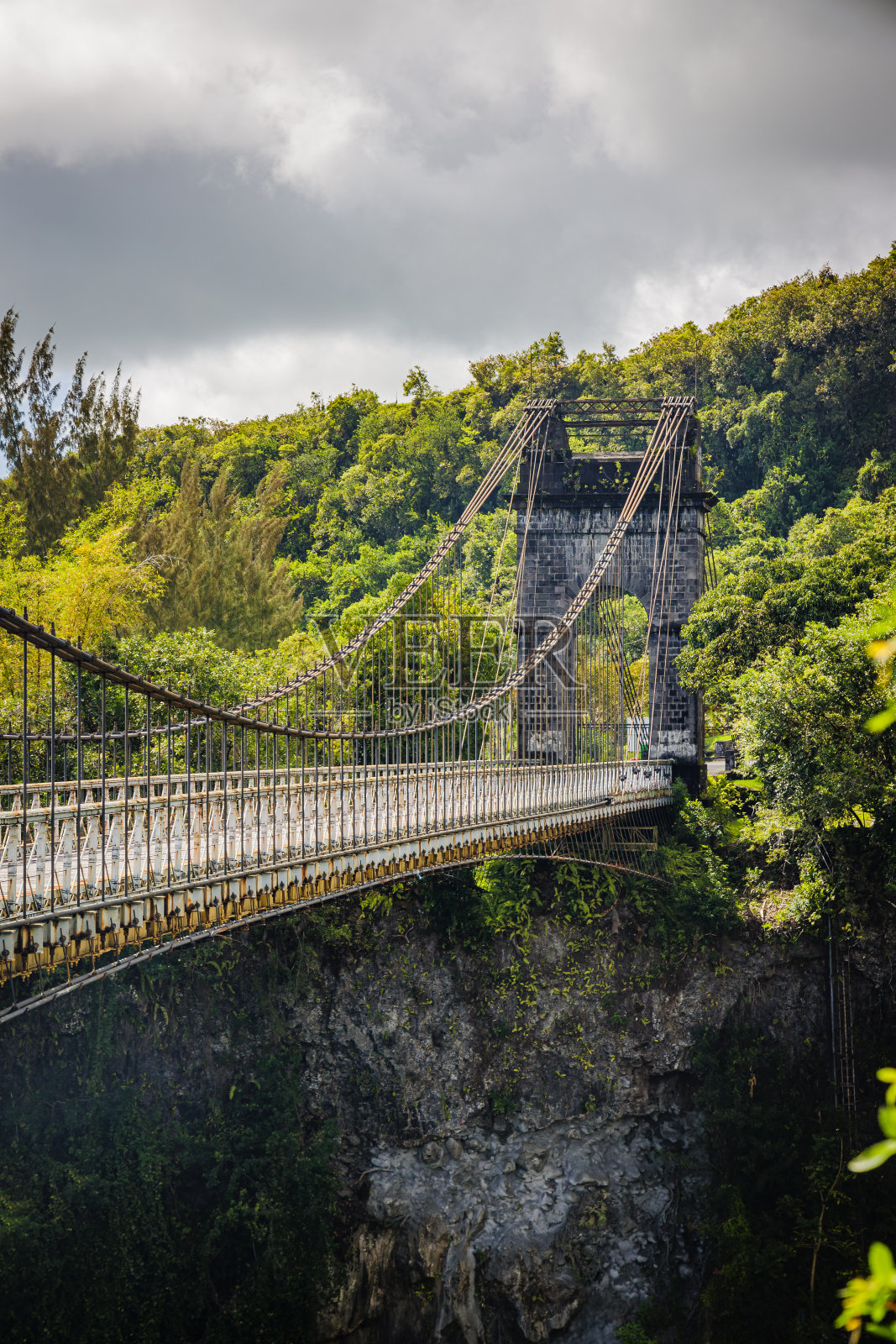 Pont suspendu，位于圣罗斯岛的留尼旺岛上的一座吊桥照片摄影图片