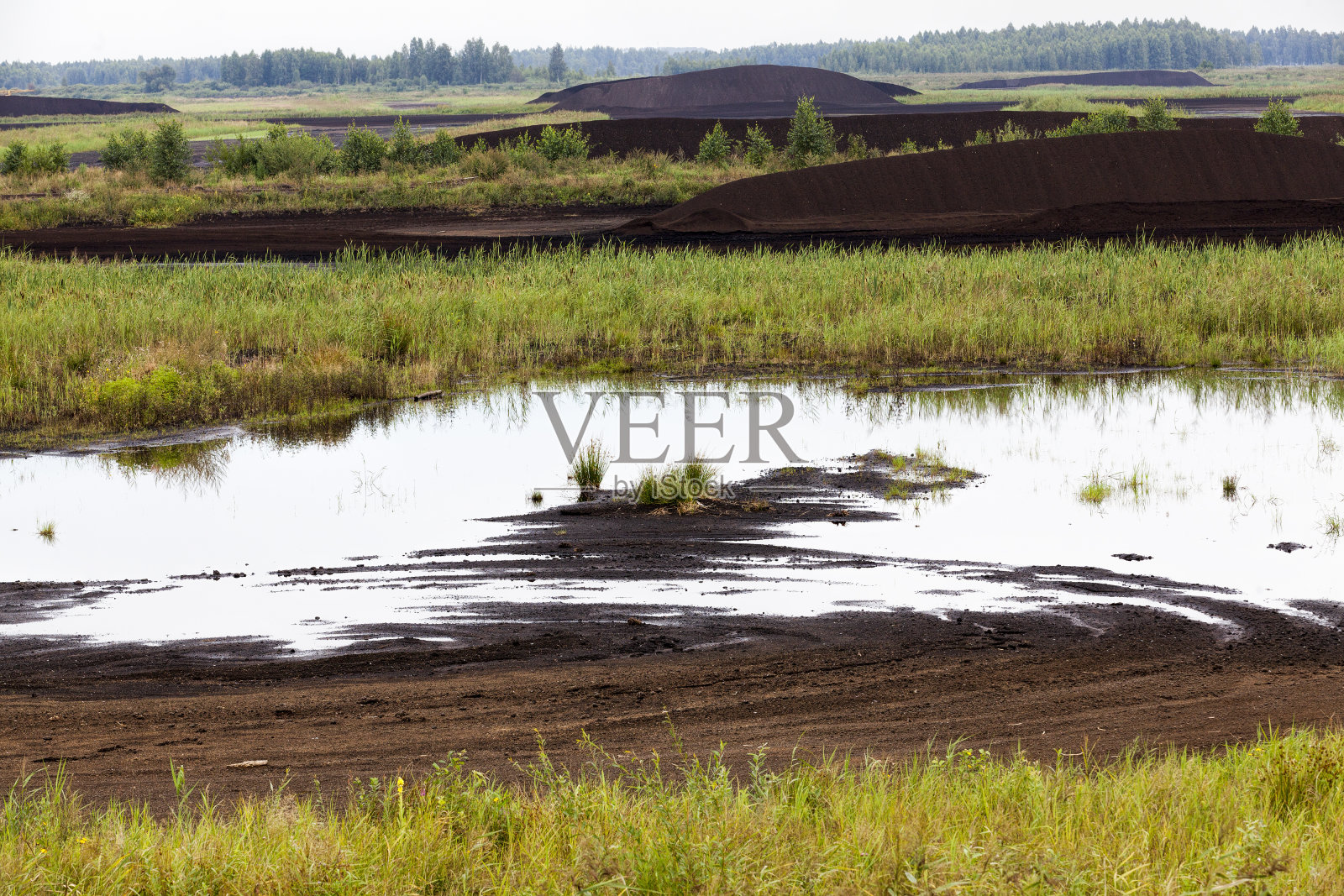 泥炭被提取的淹水地区照片摄影图片