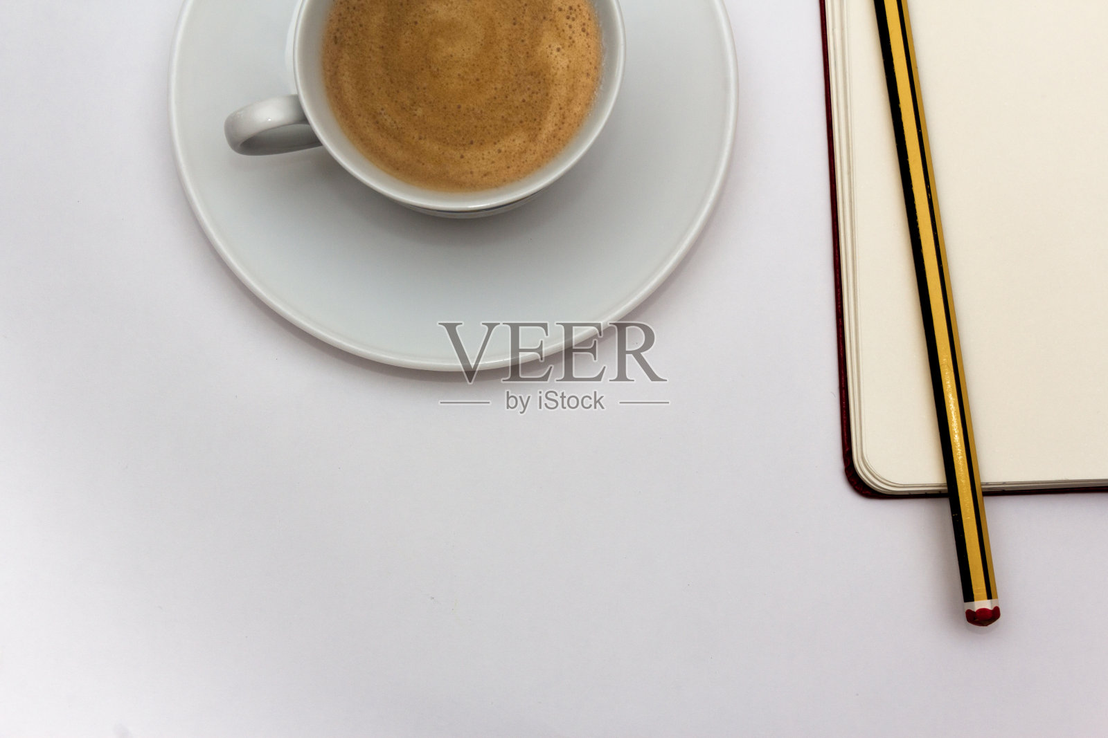 打开笔记本与笔和白色背景的咖啡杯。工作的概念。前视图。平的。副本的空间。照片摄影图片