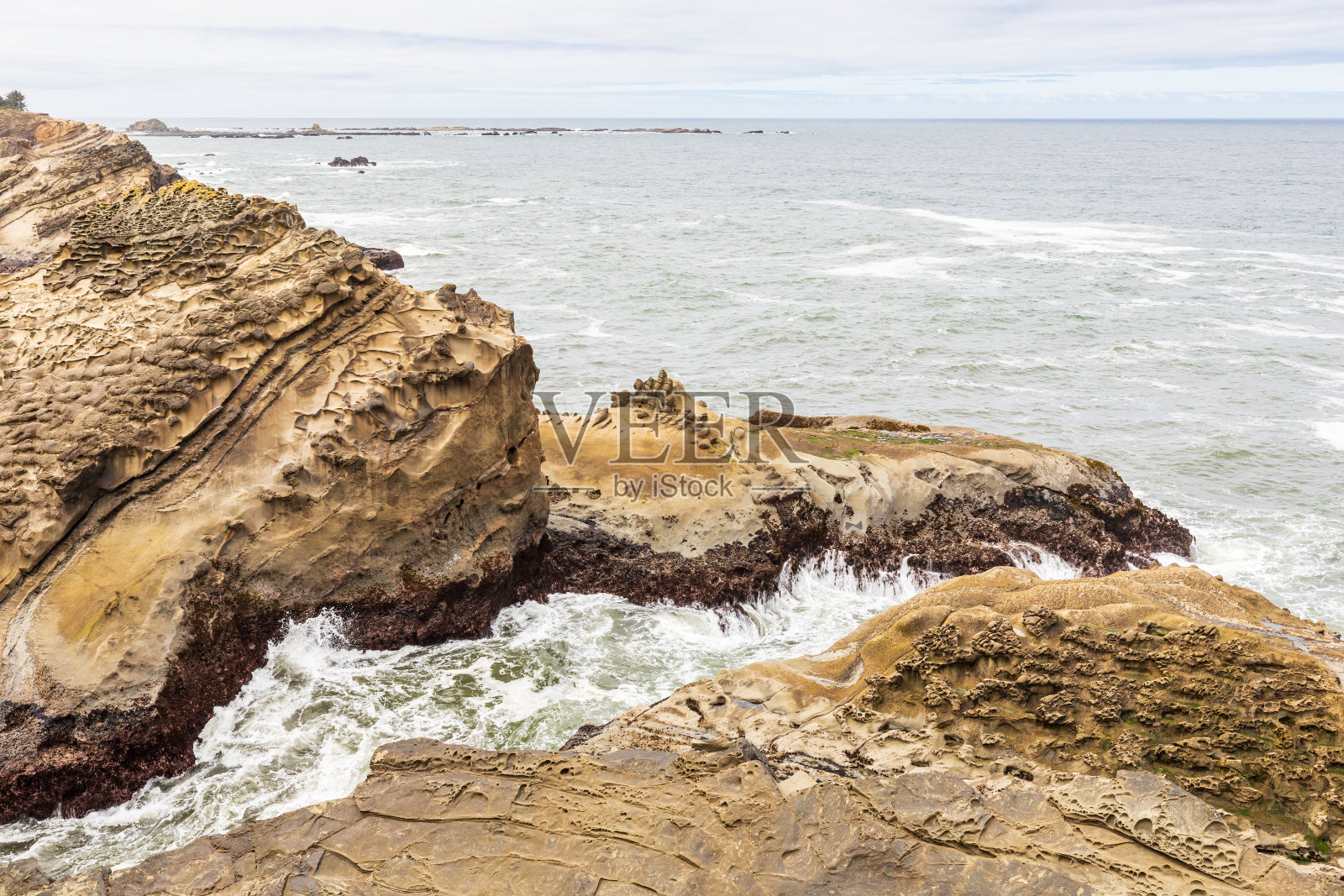 俄勒冈海岸的海浪和悬崖。照片摄影图片