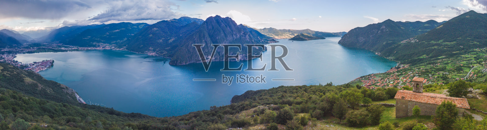 从意大利伦巴第地区贝加莫省圣。拉德恩特山俯瞰伊塞奥湖照片摄影图片