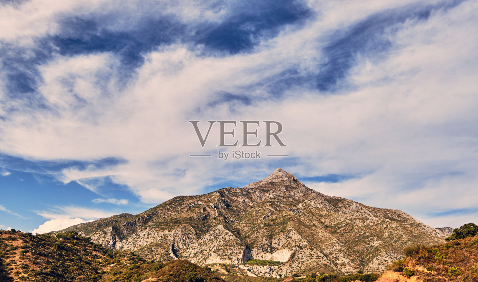 从伊斯坦公路上看到的拉孔查山照片摄影图片