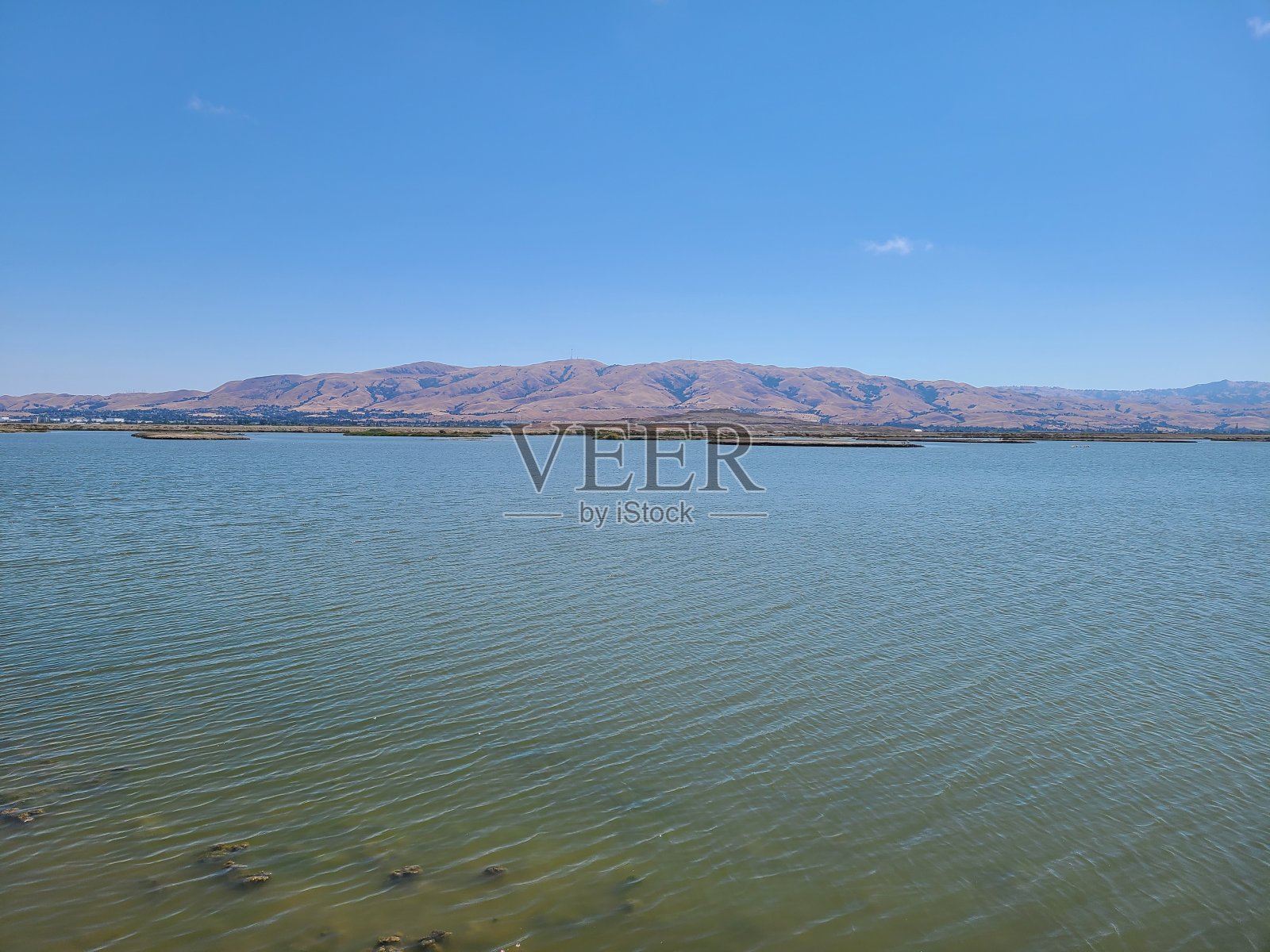 加利福尼亚州圣何塞，旧金山湾水域上的东湾山照片摄影图片