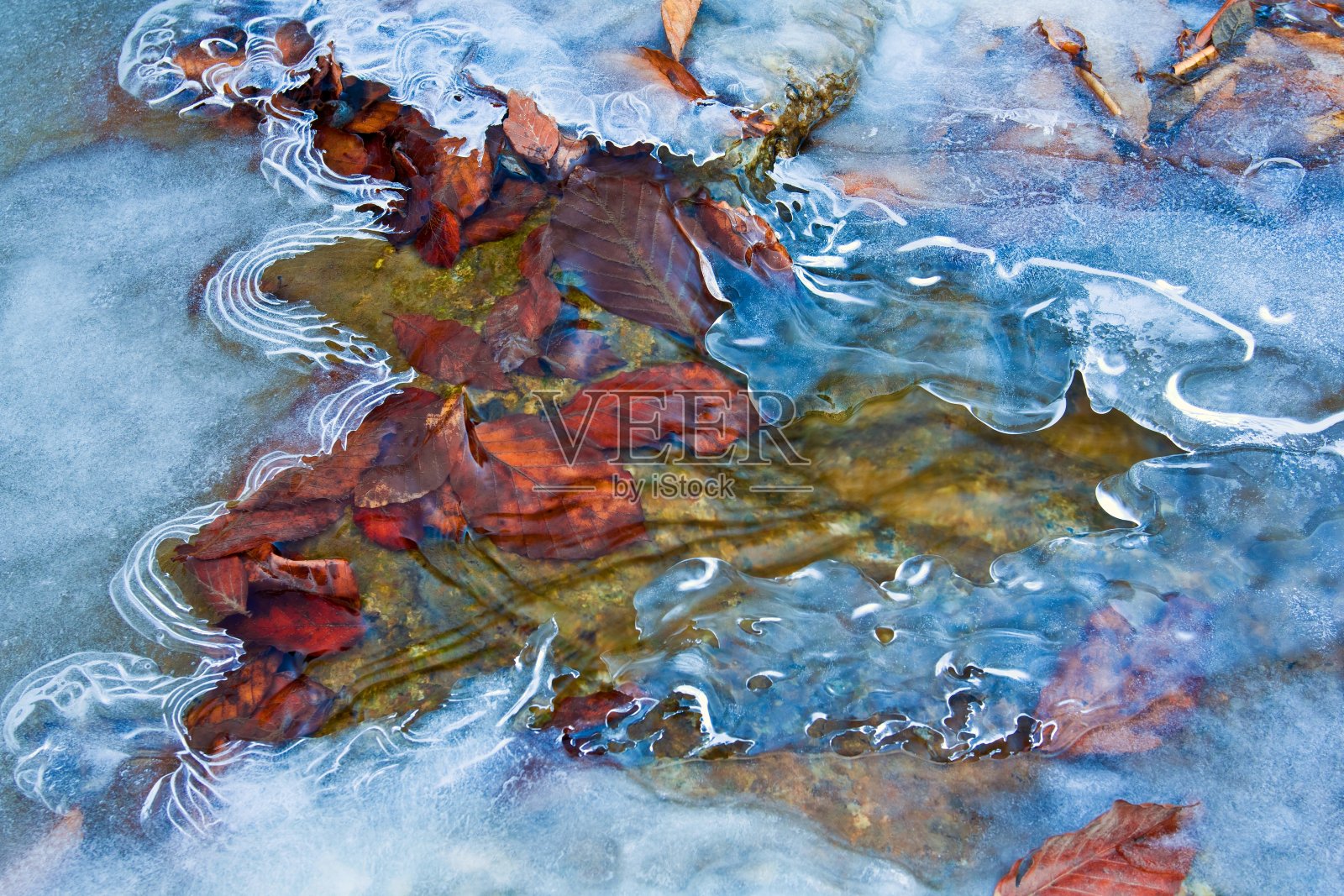 水在冰里流动照片摄影图片