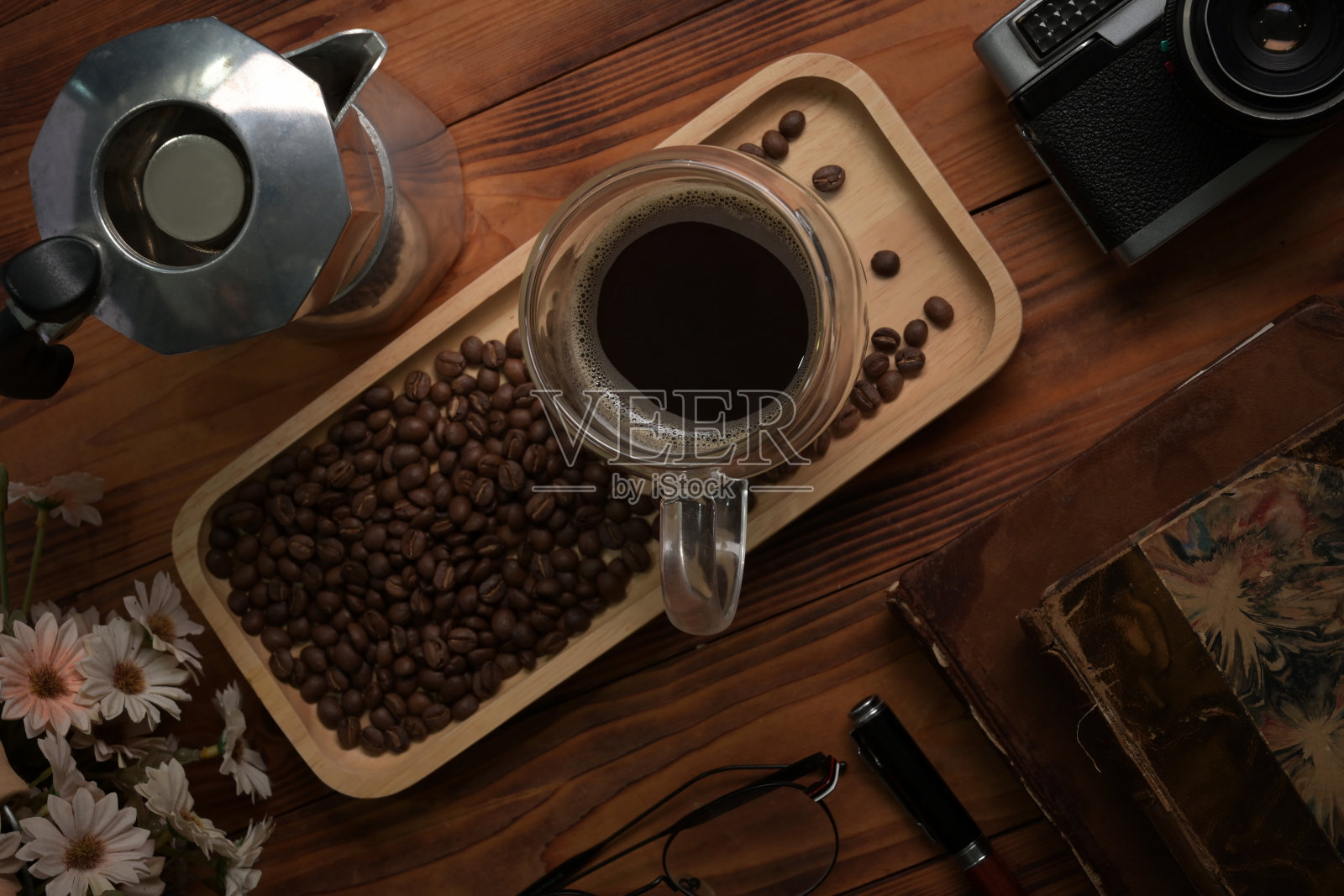 俯瞰咖啡杯和木桌上的摩卡壶。照片摄影图片