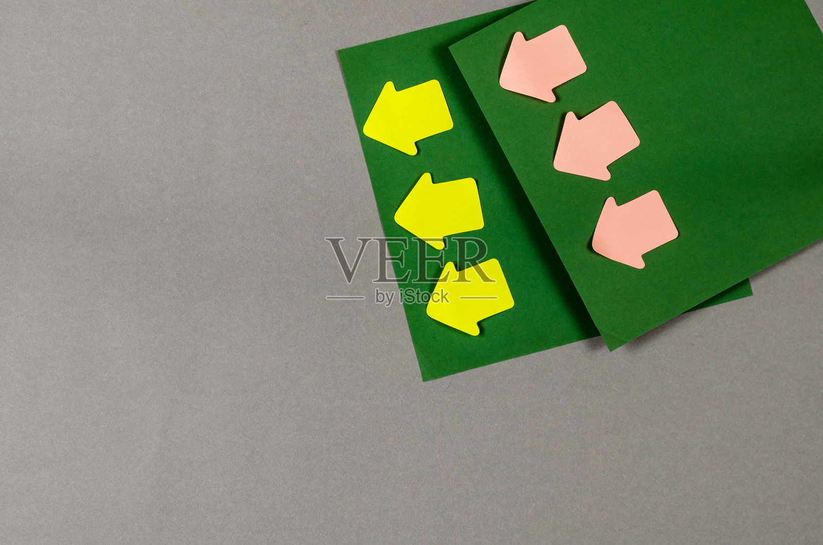 灰色背景下的方形纸和书签箭头照片摄影图片