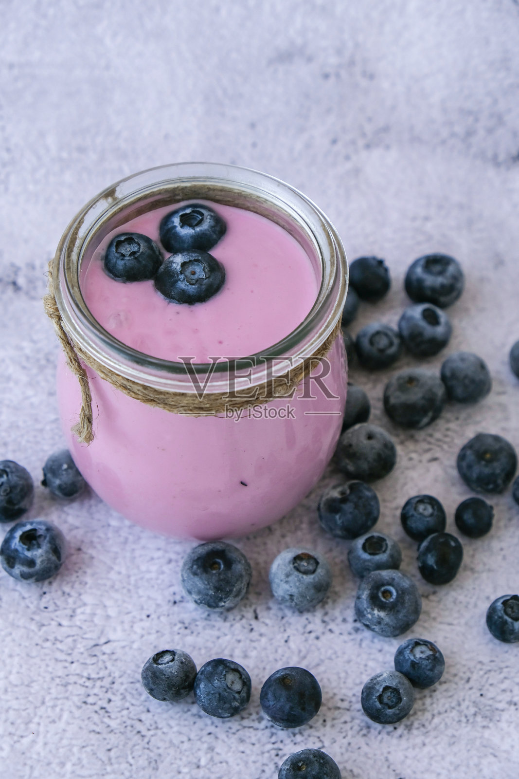 碗里放着酸奶和蓝莓。蓝莓酸奶加新鲜蓝莓。健康的早餐。超级食物，健康饮食，素食，素食照片摄影图片