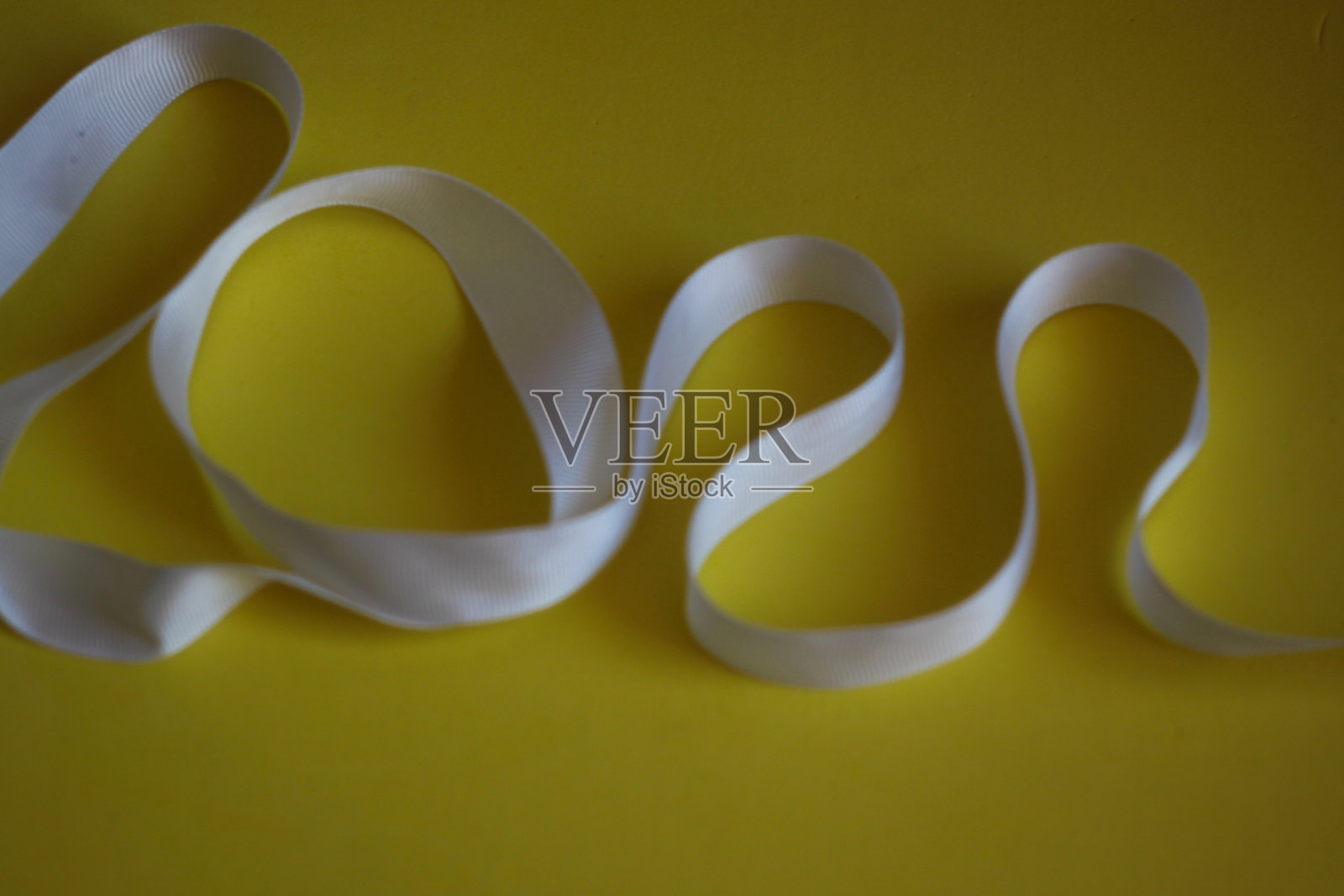 数字2022是用棕色颜料画的。二千二十二年，新年。平铺视图照片摄影图片