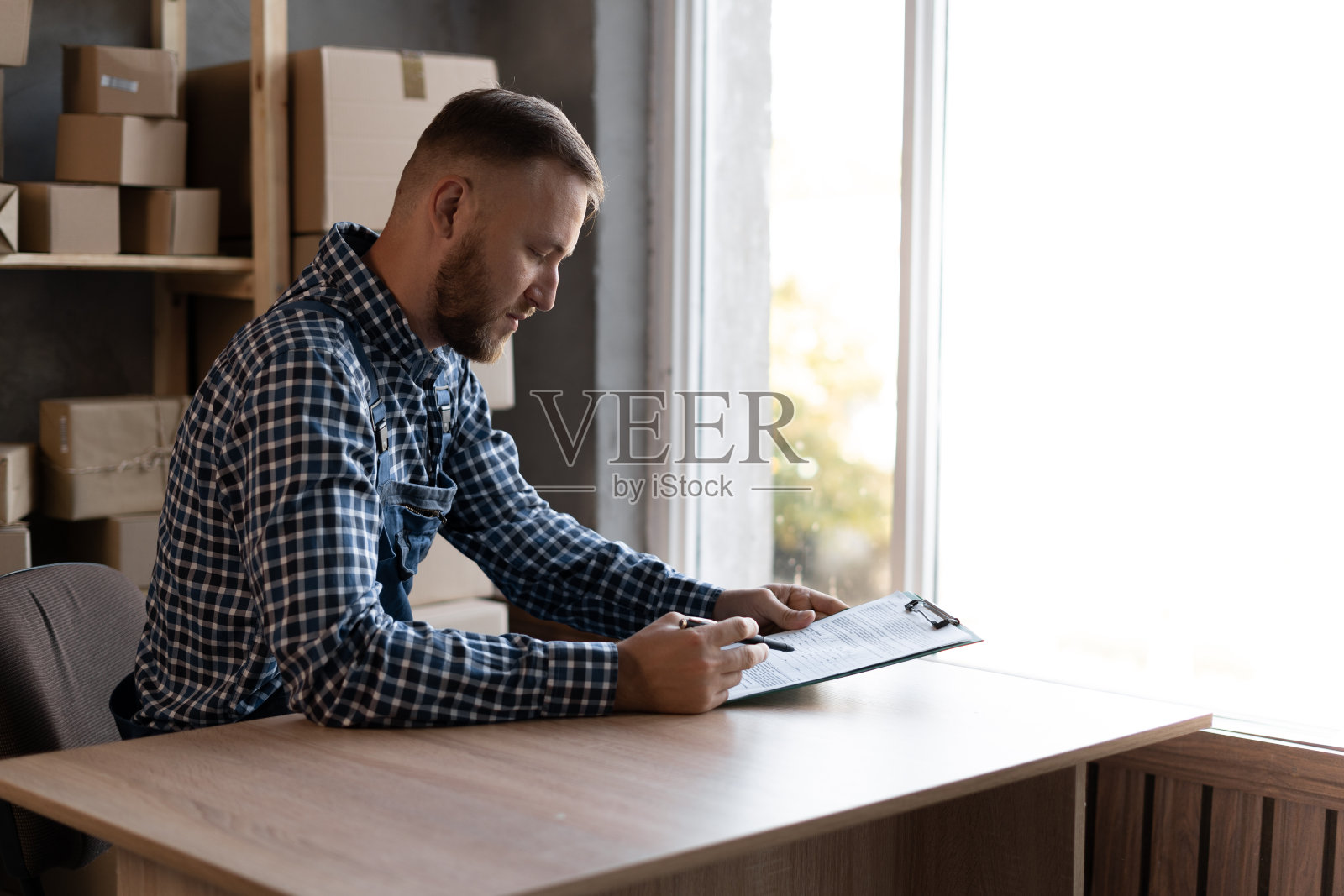 网上销售运输，小型企业业主交付服务。照片摄影图片