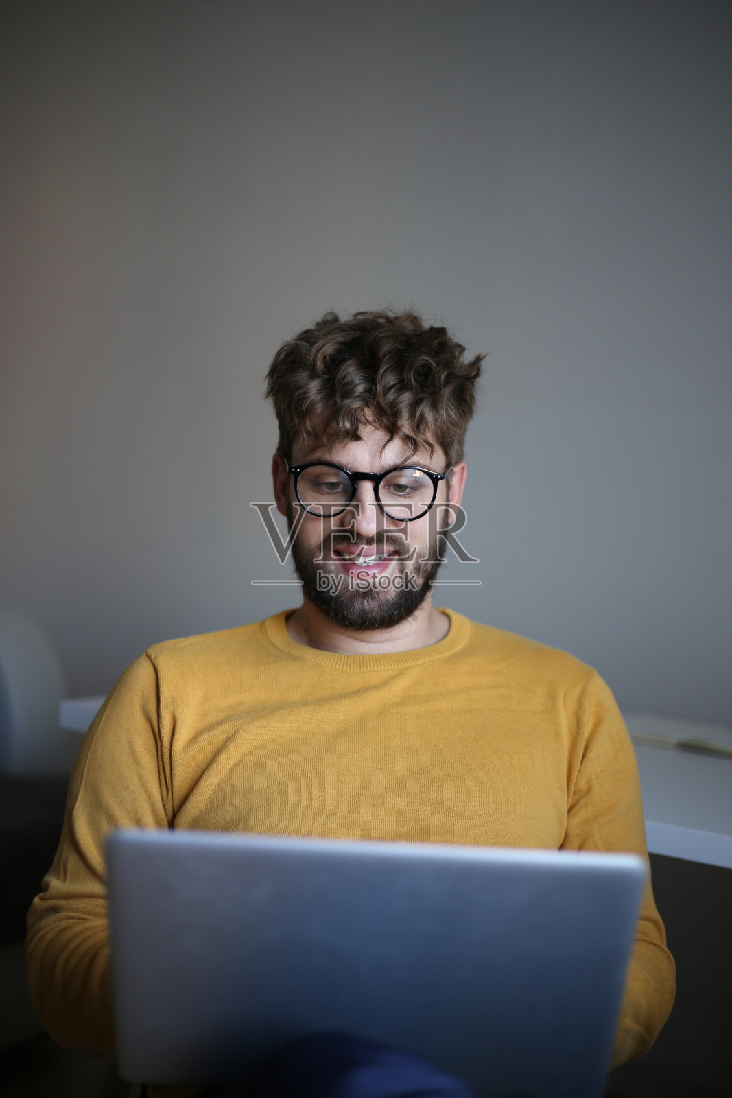 快乐的年轻商人在笔记本电脑股票照片照片摄影图片