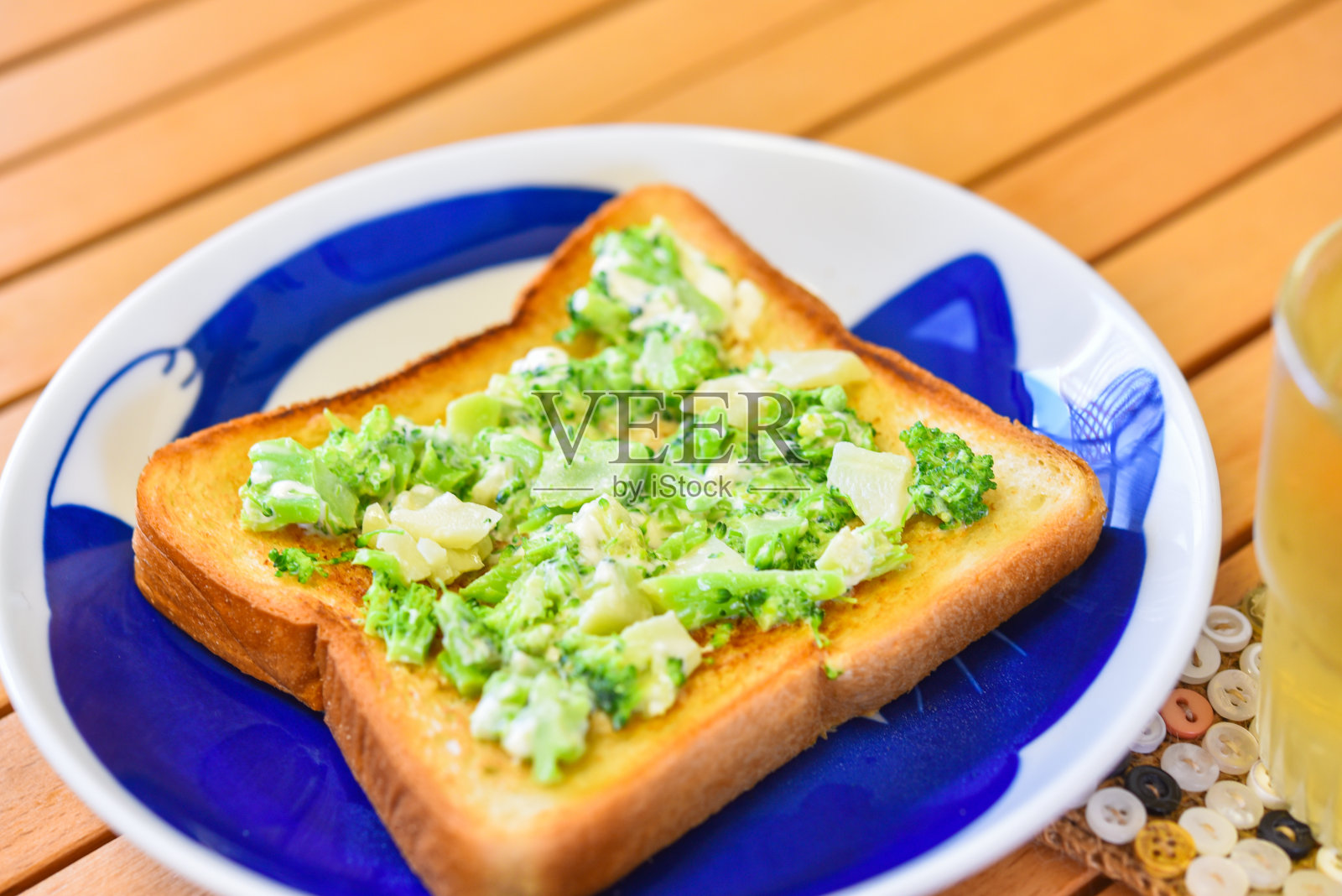 西兰花奶油芝士吐司照片摄影图片