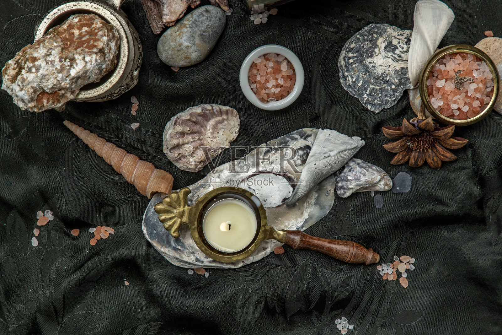 以燃烧的蜡烛、香薰油灯为背景的美丽构图。照片摄影图片