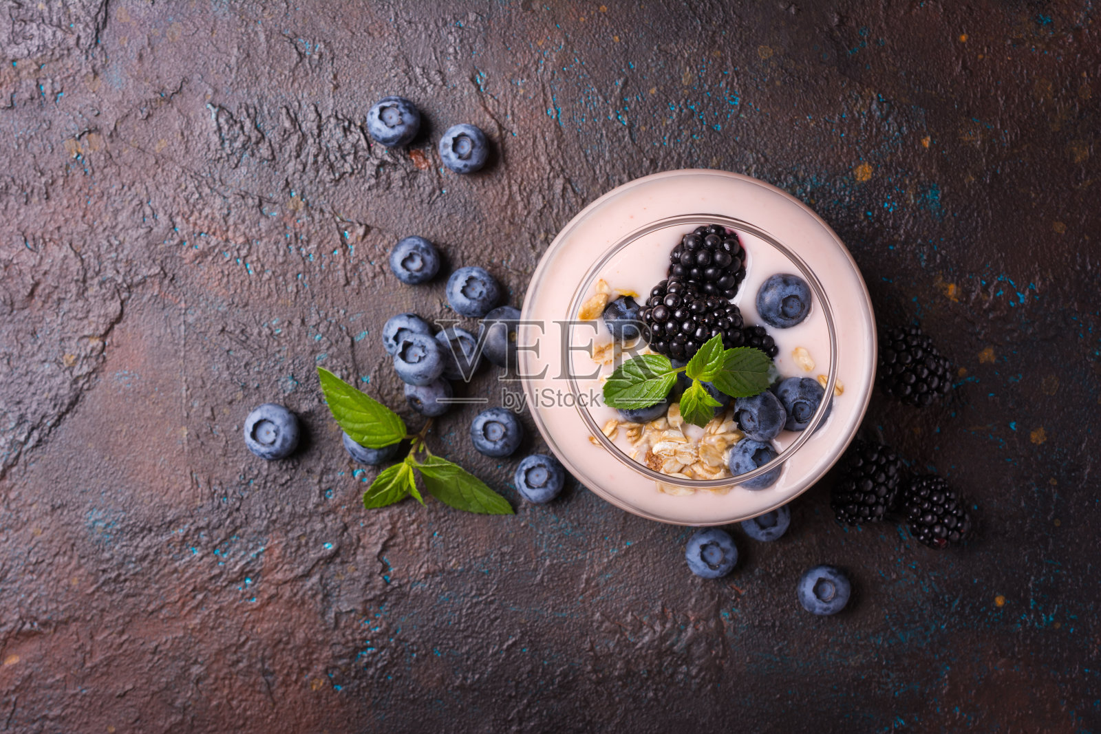酸奶甜点配蓝莓，黑莓，燕麦片和薄荷照片摄影图片