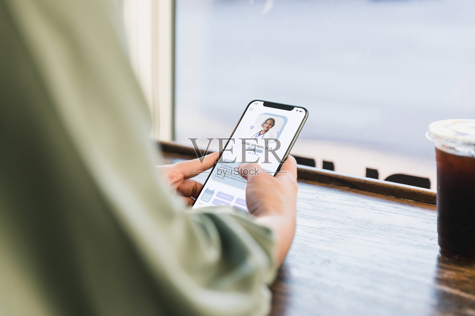 一个不认识的女人在咖啡馆浏览网页上的医生评论照片摄影图片