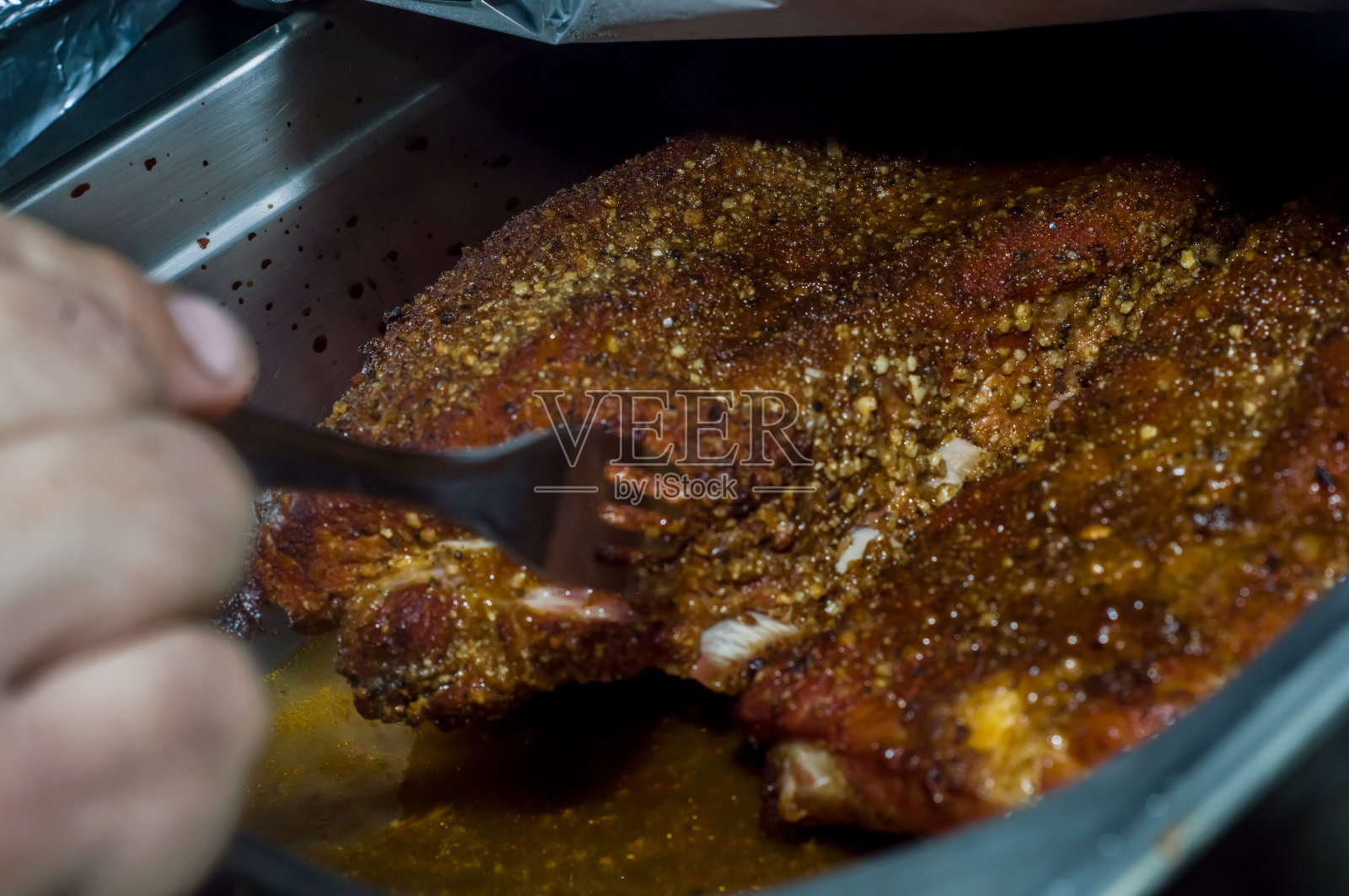 烟熏牛肉肋排与深色背景照片摄影图片