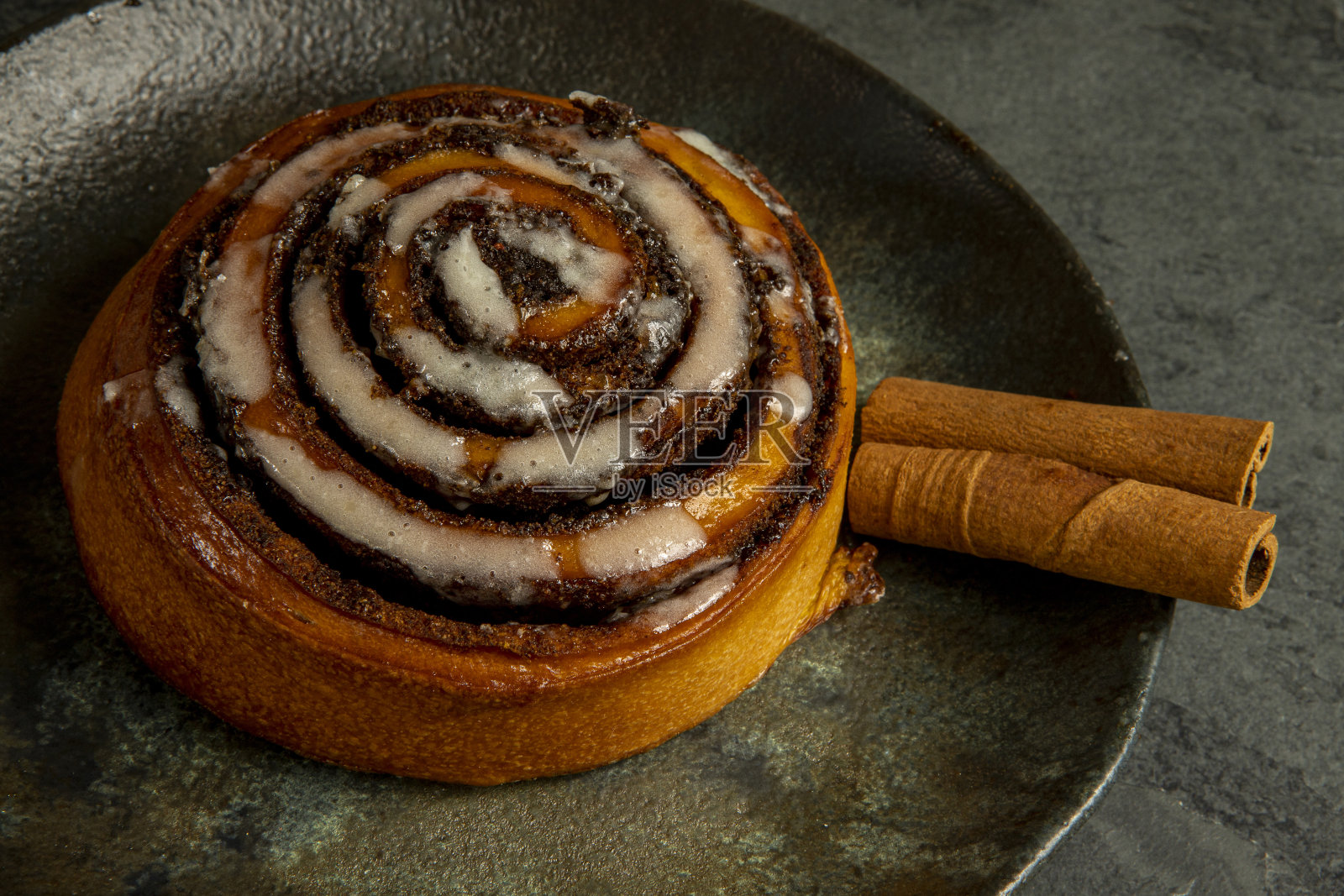 新鲜出炉的肉桂面包加香料和可可照片摄影图片