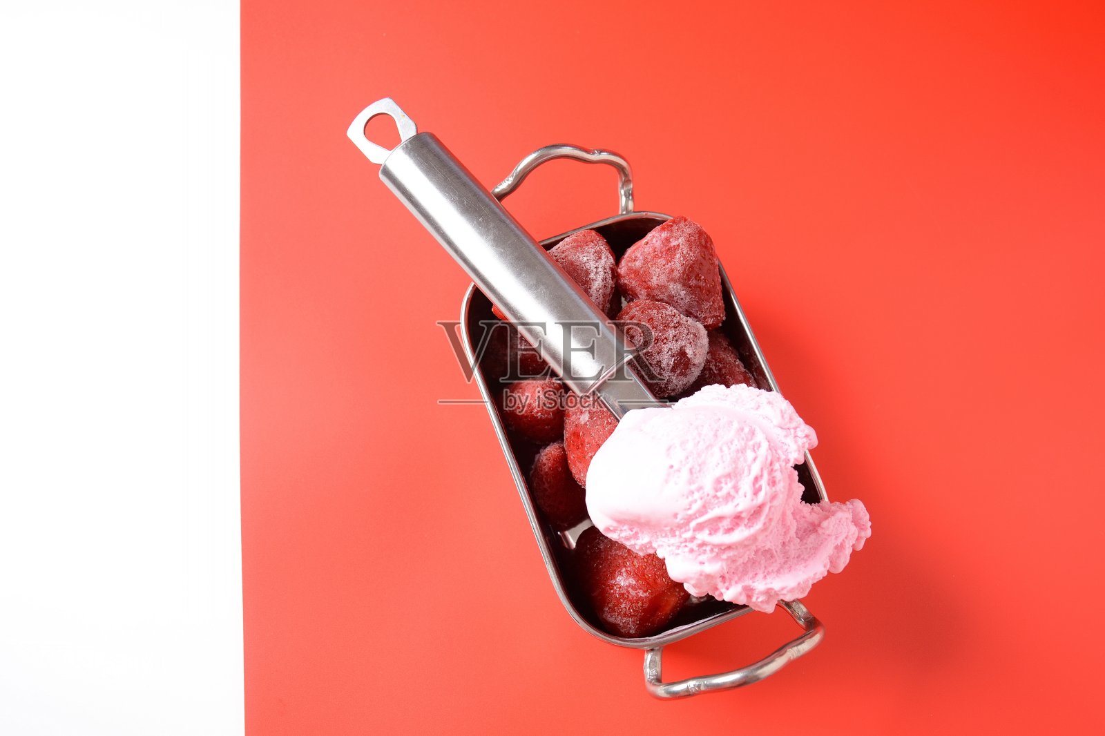 红色背景银碗中的冷冻草莓草莓冰淇淋照片摄影图片