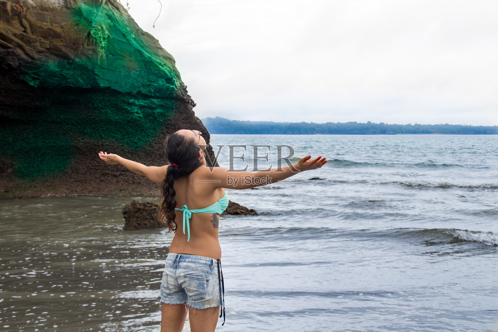 美丽而成功的年轻女人张开双臂照片摄影图片