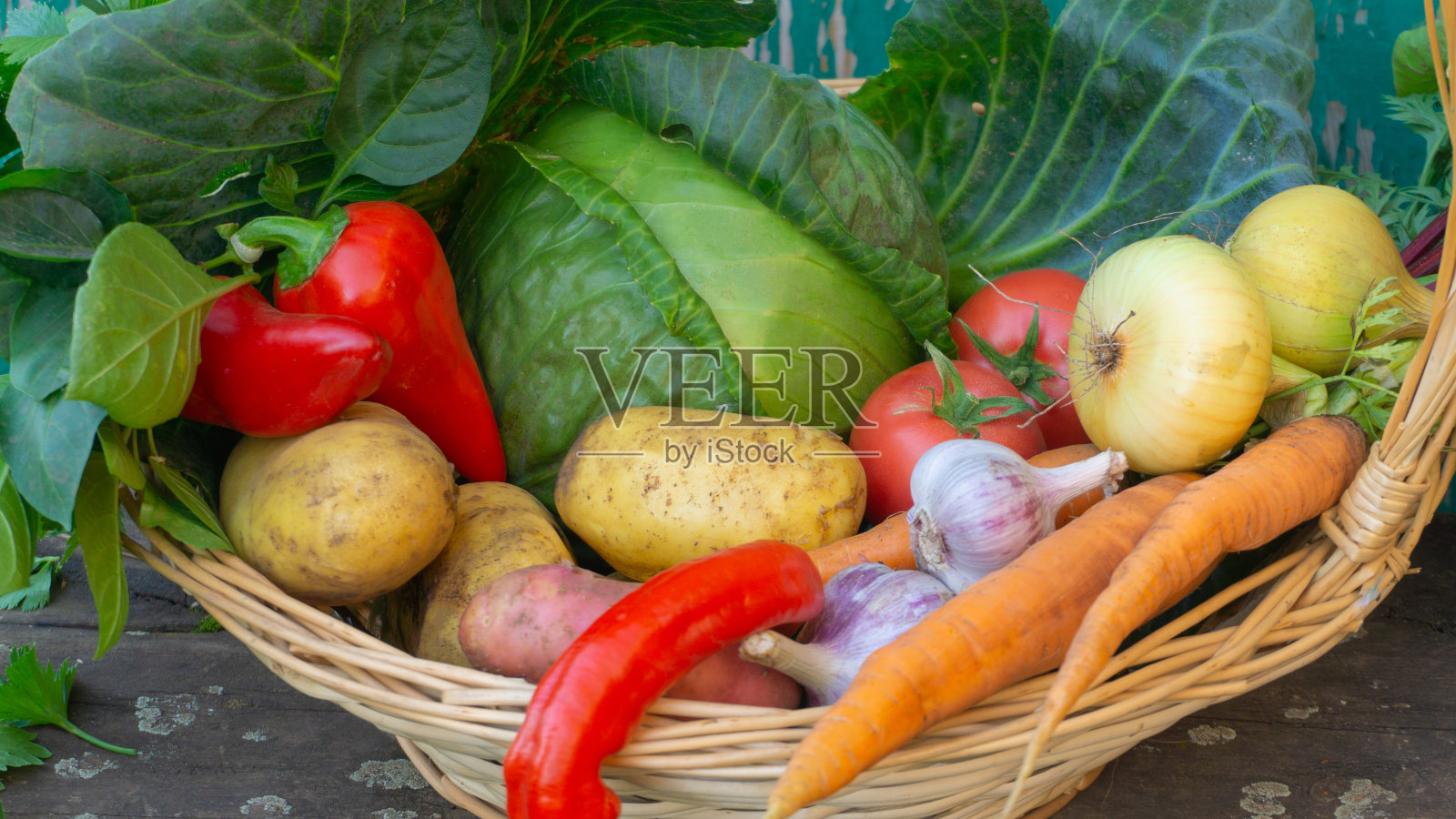 罗宋汤一套蔬菜，甜菜，卷心菜，胡萝卜，洋葱，大蒜，红甜椒，西红柿和土豆在一个篮子里照片摄影图片