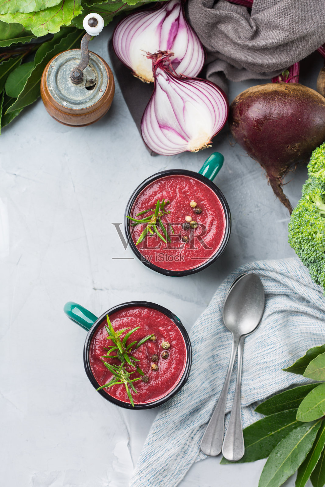 秋天的季节，秋天的奶油甜菜根汤摆在桌上照片摄影图片