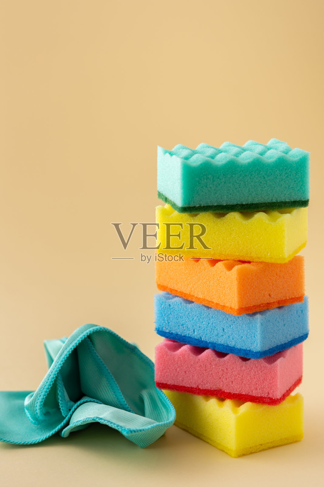 一堆洗碗海绵和超细纤维餐巾照片摄影图片