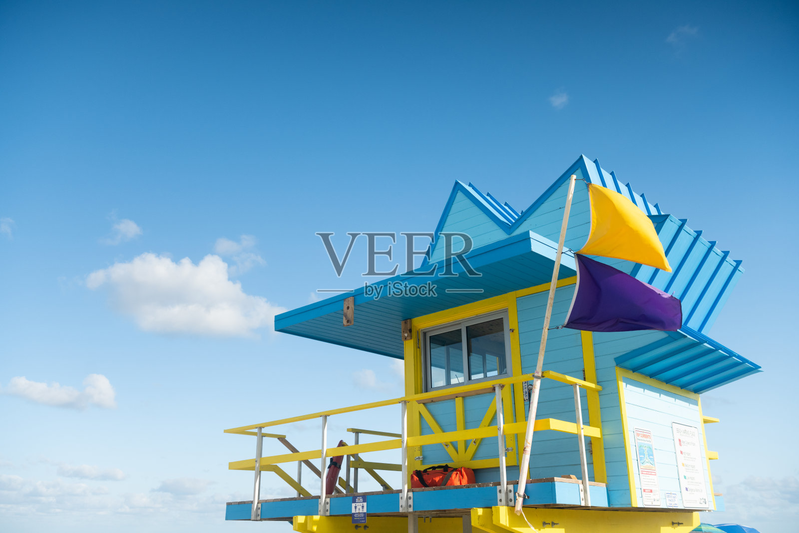 蓝色迈阿密海滩救生员站和天空的低角度视图照片摄影图片