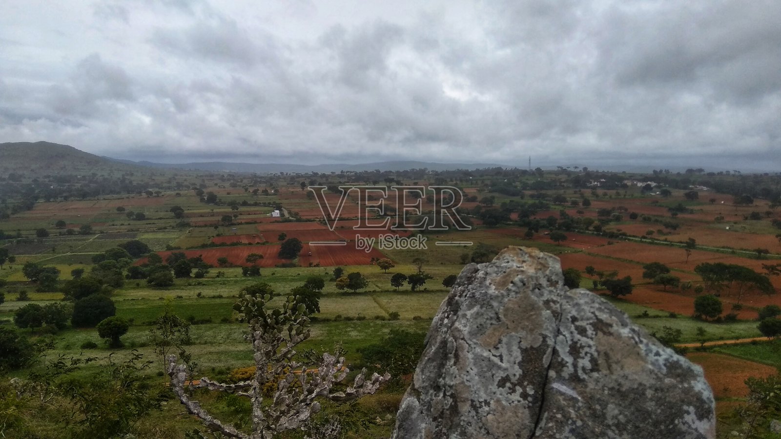 山顶的景色。一块有农田的岩石照片摄影图片