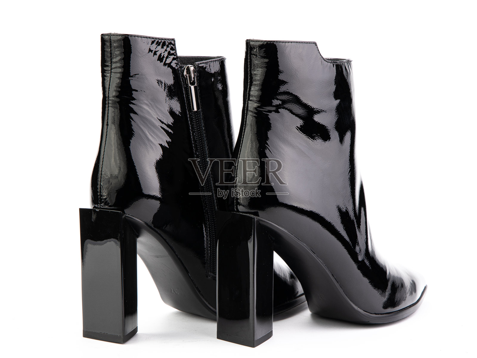 女士秋季脚踝黑色皮靴与黑色拉链和一般的高跟鞋，孤立的白色背景。背面视图。时尚的鞋。鞋店概念摄影照片摄影图片