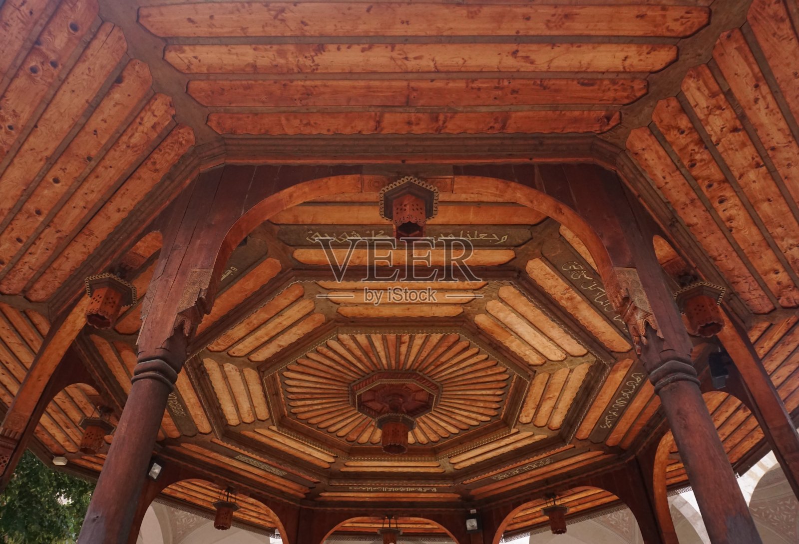 在著名的加兹里·胡斯列夫·贝格清真寺的大理石喷泉上建造了木制屋顶照片摄影图片