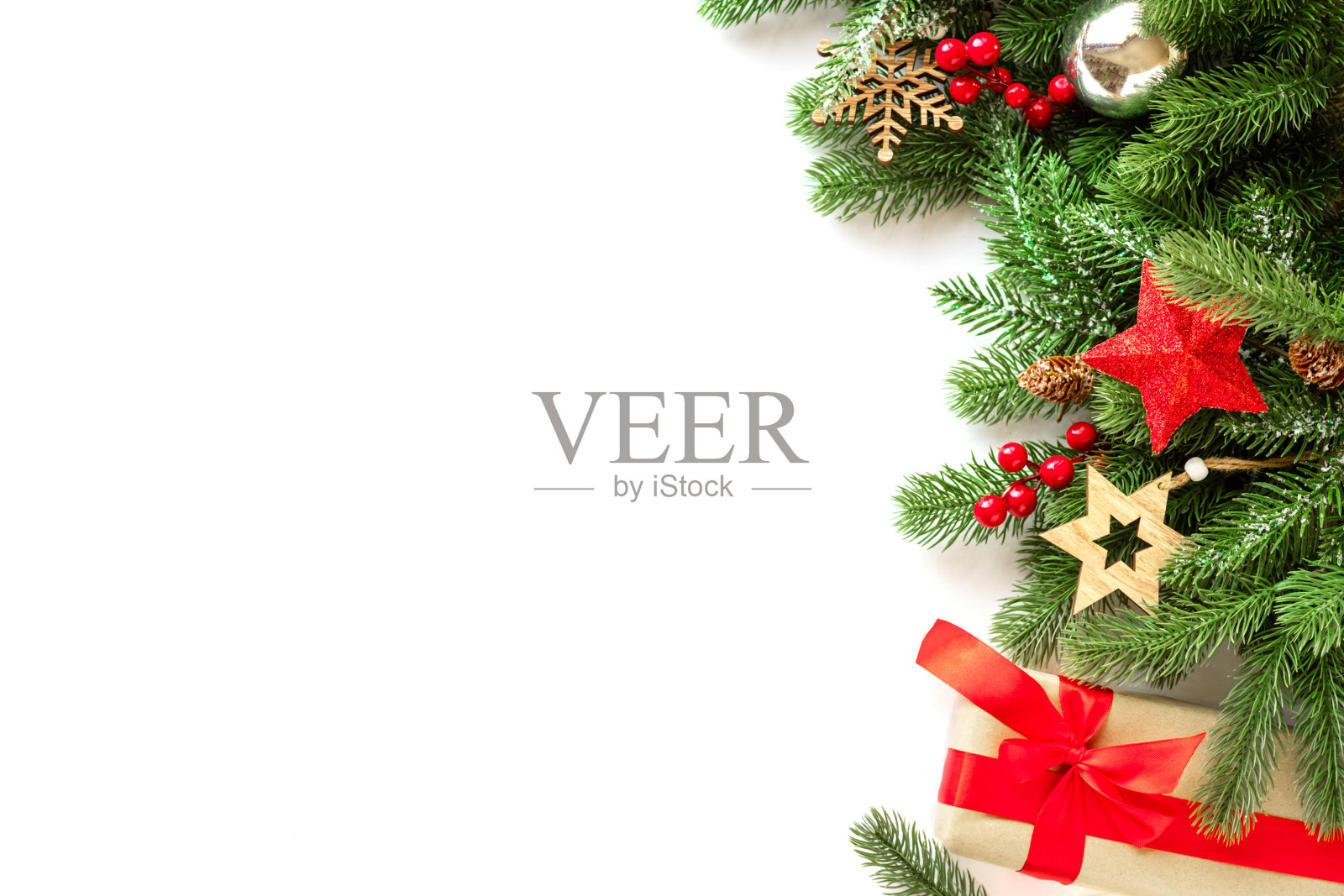 带有装饰品、荚蒾浆果、木制雪花、杉树枝和五彩纸屑的圣诞节框架照片摄影图片