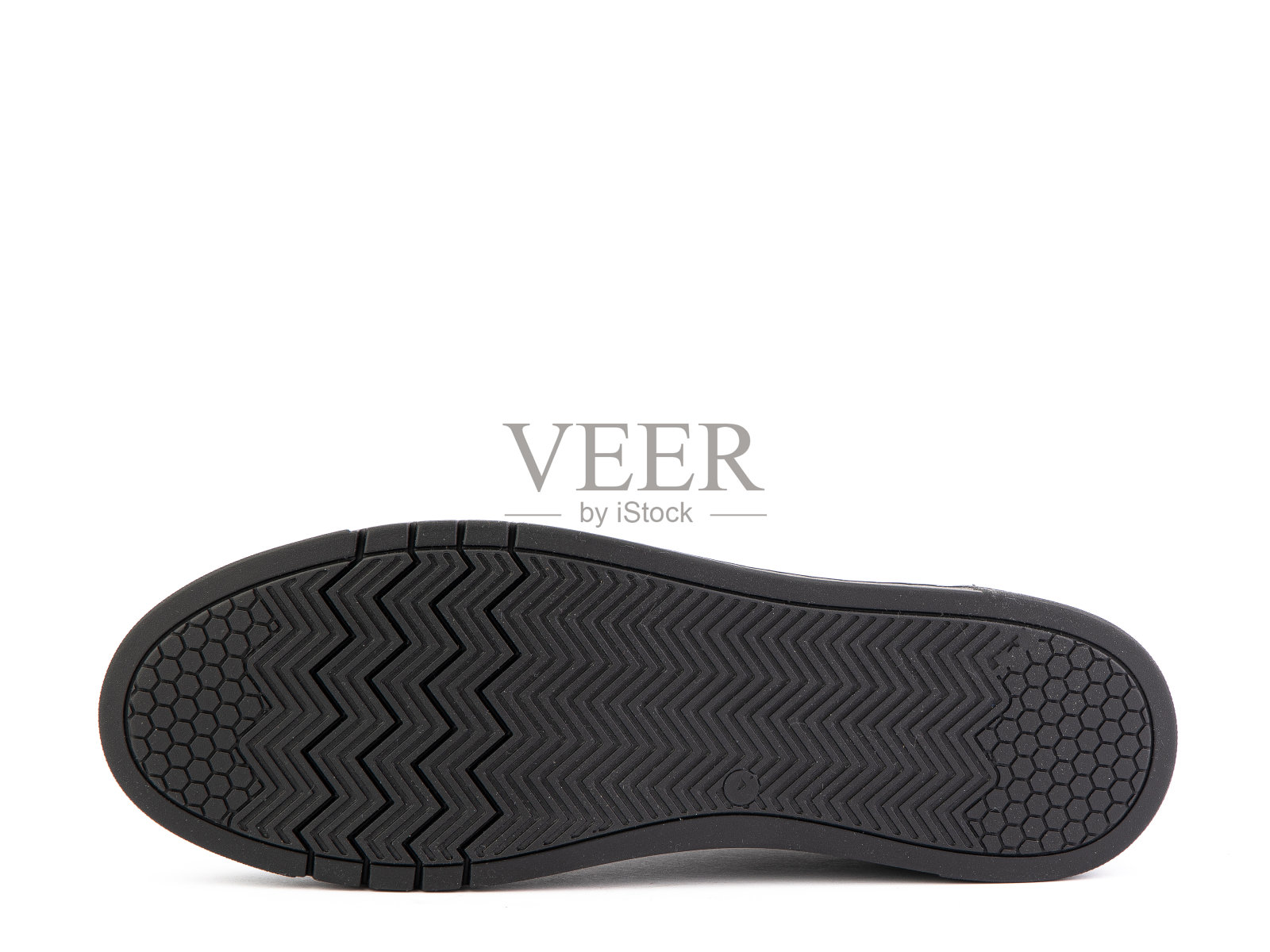 黑色皮革经典运动鞋系带。休闲女性的风格。黑色的橡胶鞋底。孤立的特写在白色背景。鞋底的观点。时尚的鞋子照片摄影图片