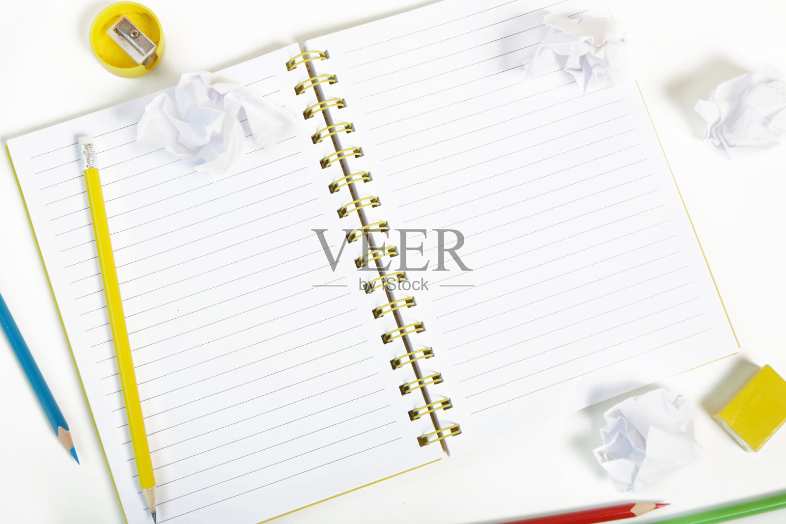 教育理念:彩色铅笔笔记本和皱巴巴的纸球照片摄影图片