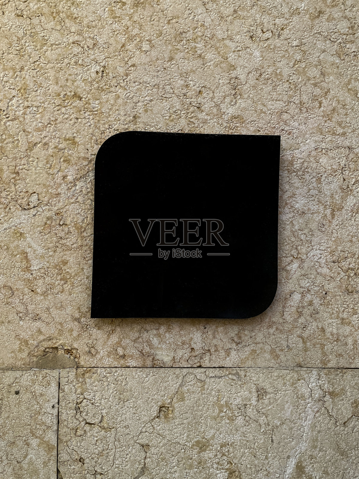 空的黑色标志在旧墙上照片摄影图片