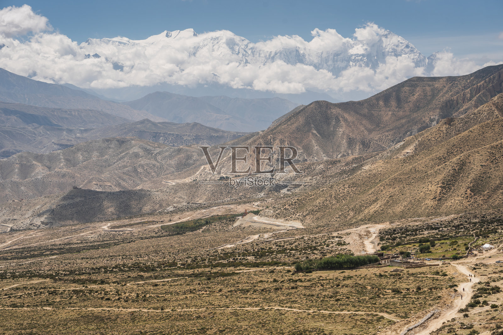 尼泊尔上木斯唐地区的景观，以喜马拉雅山脉为背景照片摄影图片