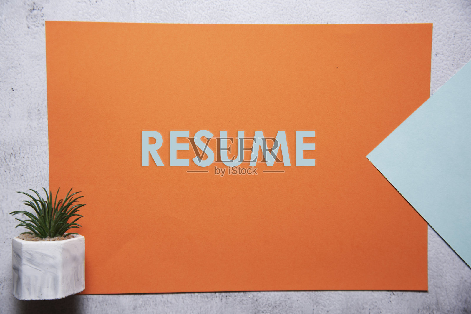 简历文本在橙色和淡蓝色的背景平lay概念。照片摄影图片