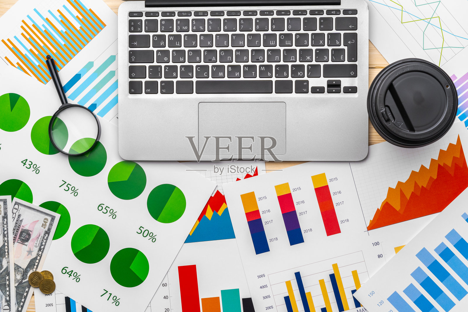 商务桌上有财务报告和笔记本电脑照片摄影图片