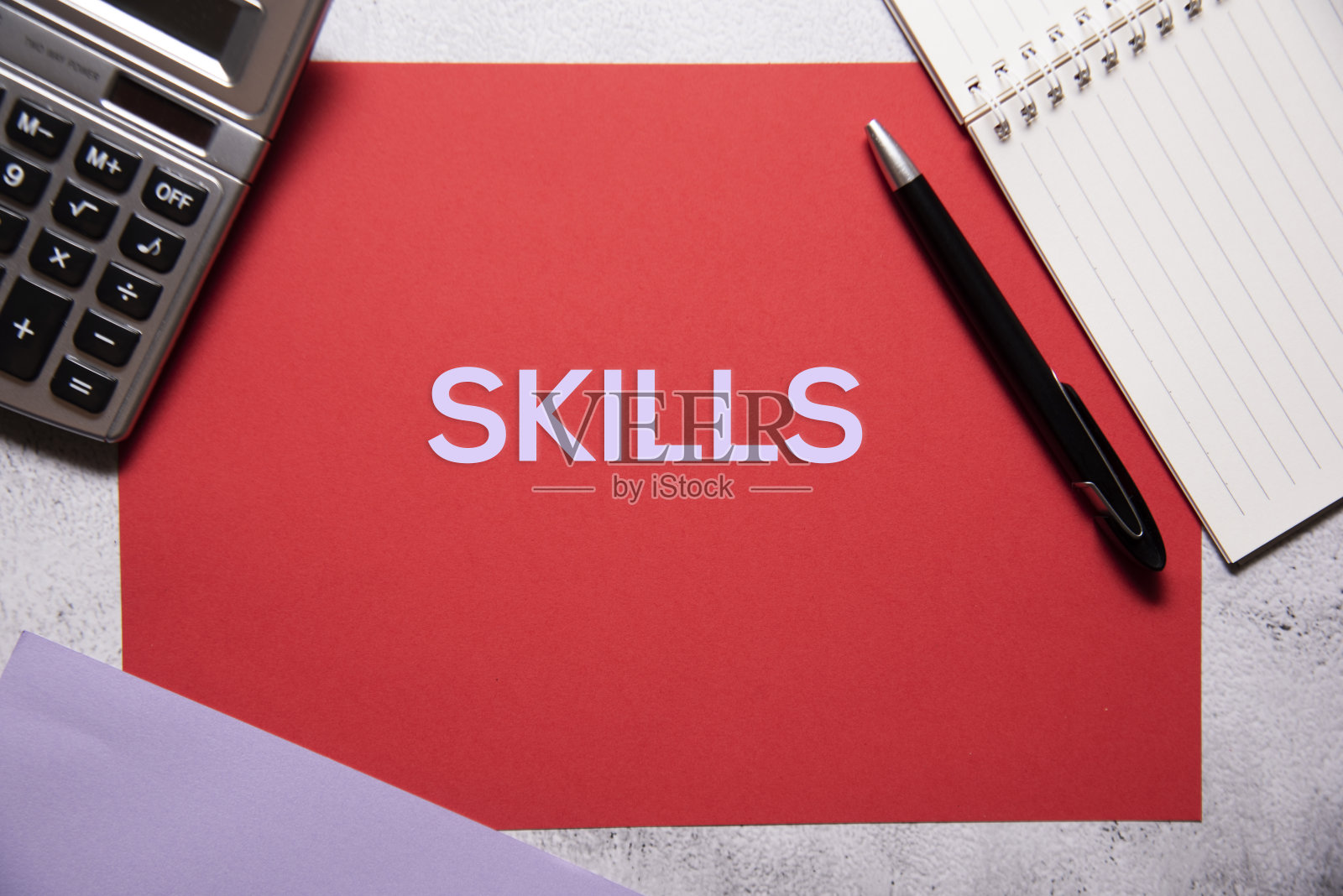 技巧文字上的红色和紫色背景平铺概念。照片摄影图片