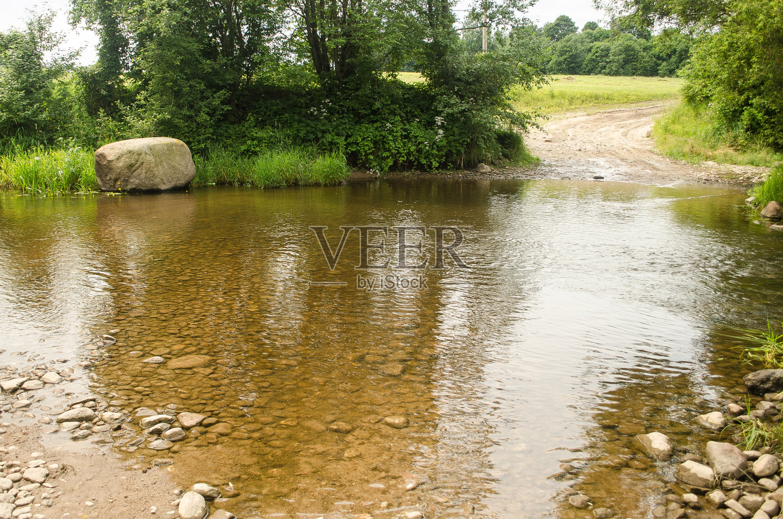 穿过河流的乡村道路照片摄影图片
